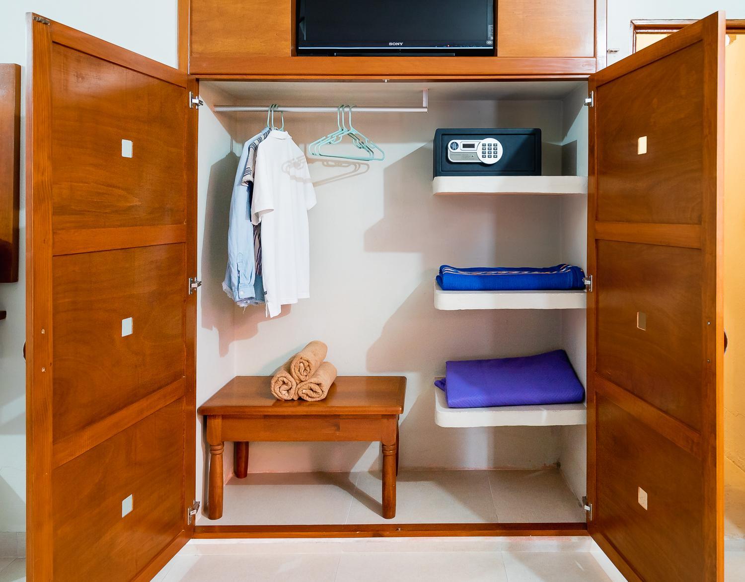 Standard Queen Room with Two Queen Beds - Photo 5