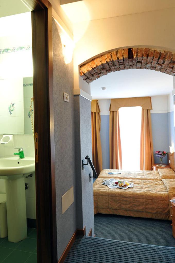 Double or Twin Room - Photo 3