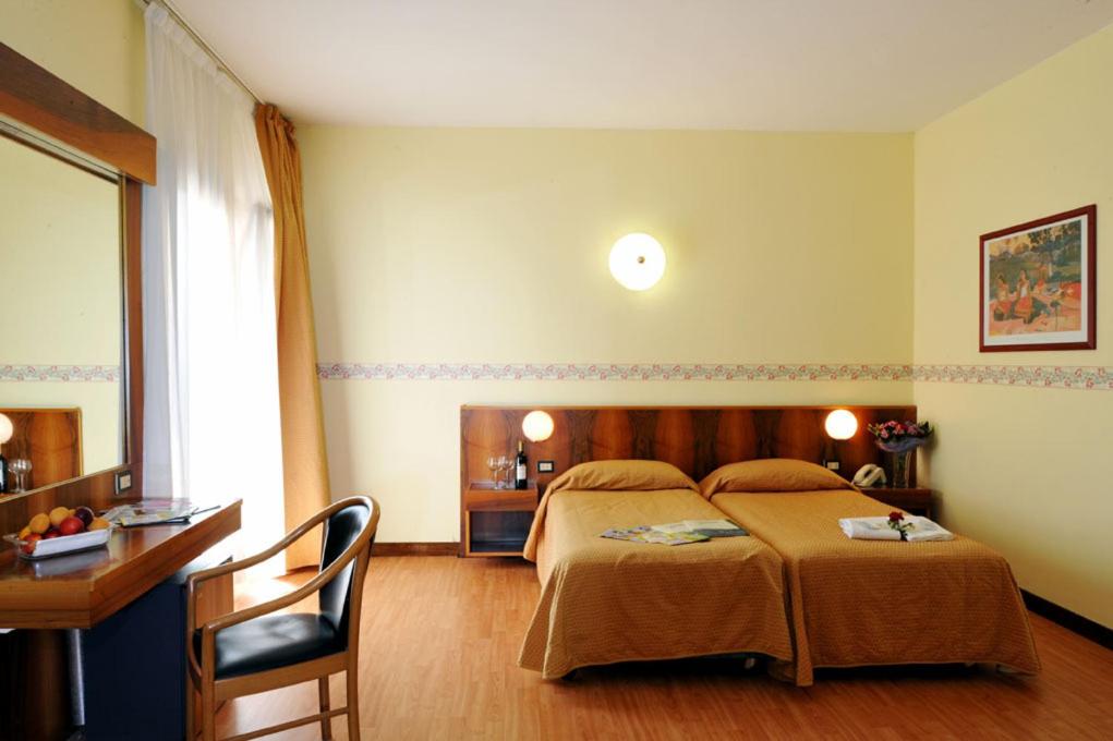 Double or Twin Room - Photo 10