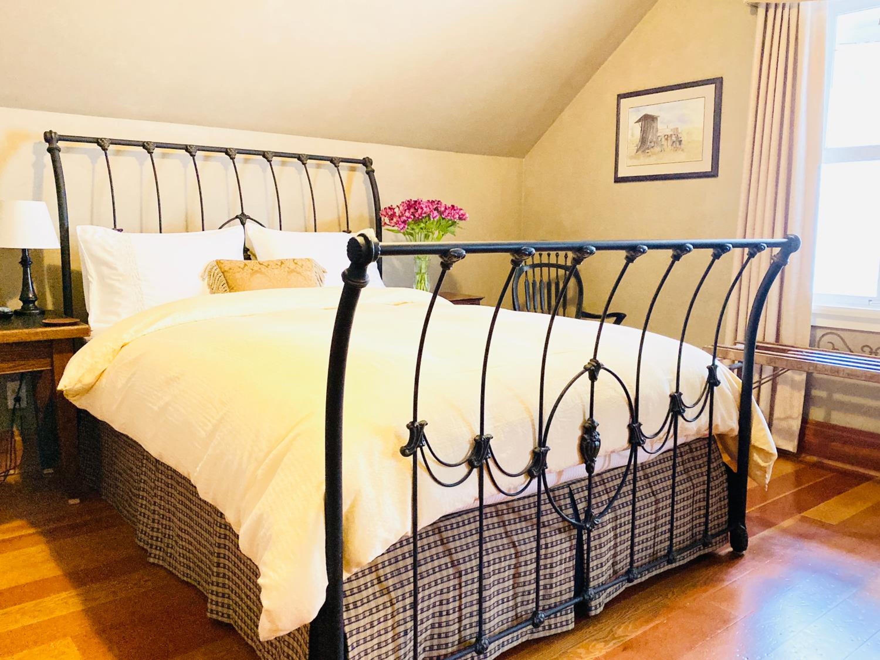 Queen Room photo 1