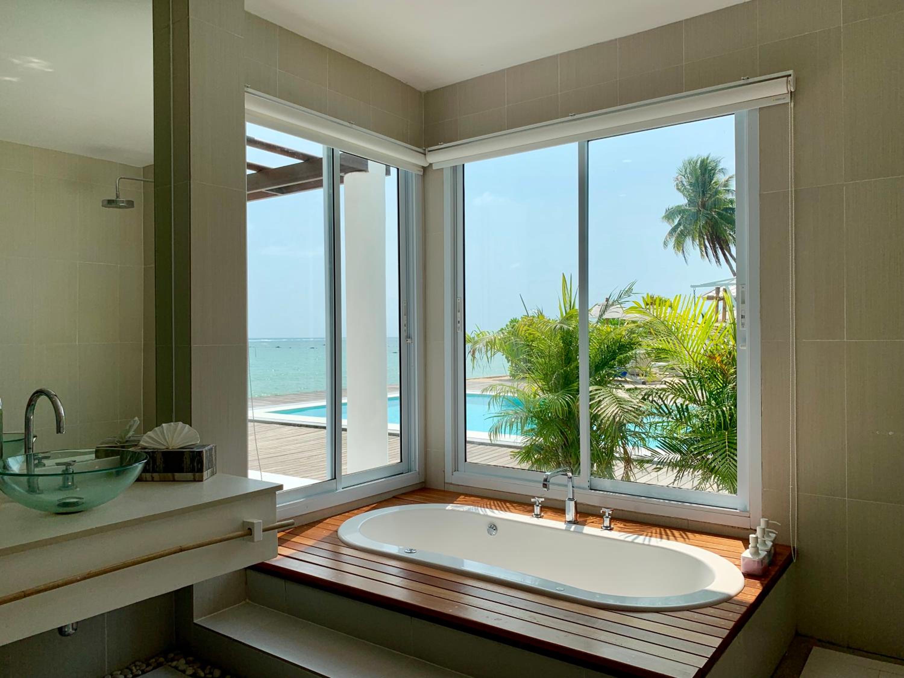 Beachfront Deluxe and Spa  photo 3