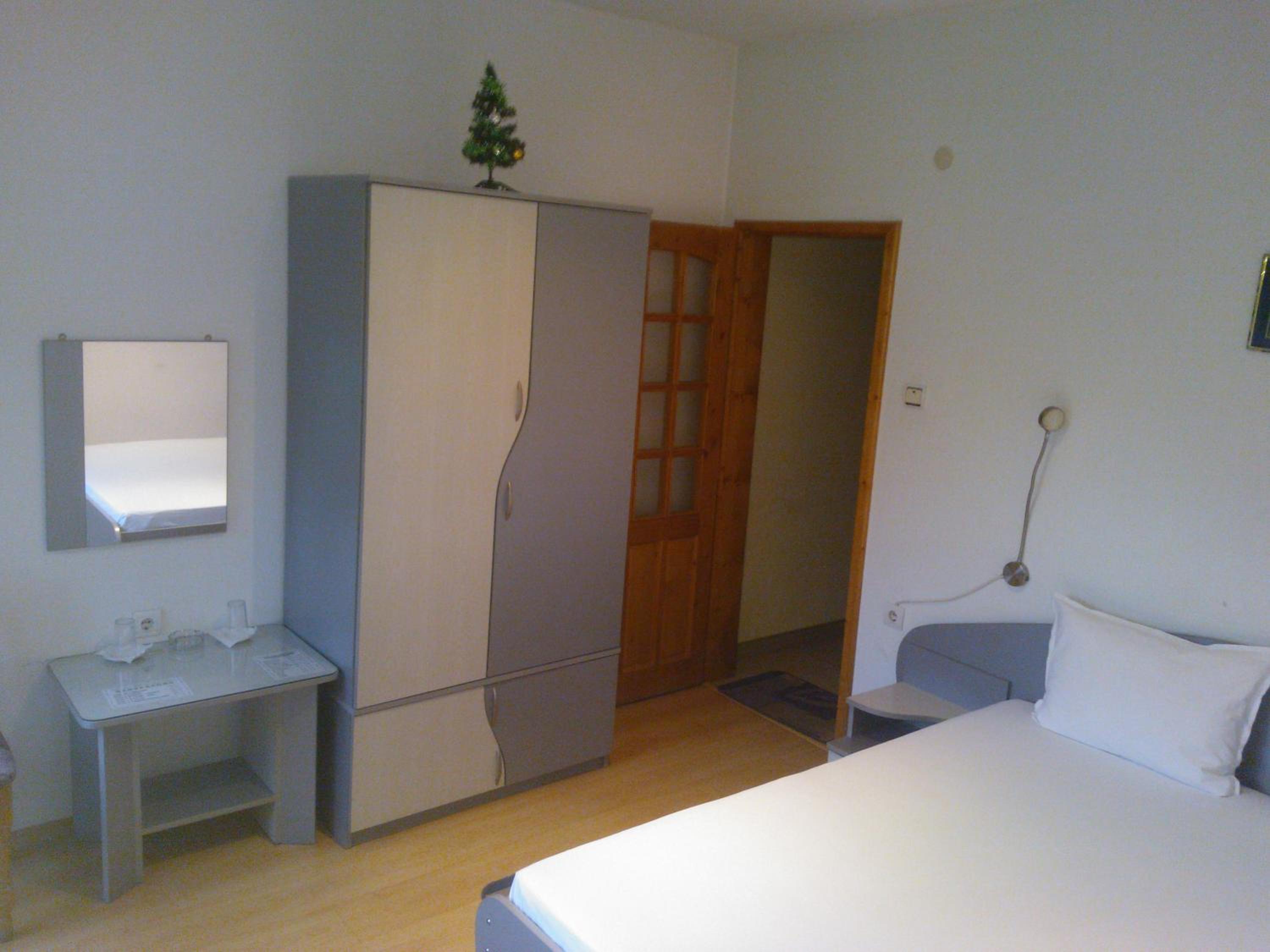 Standard Twin Room - Photo 6
