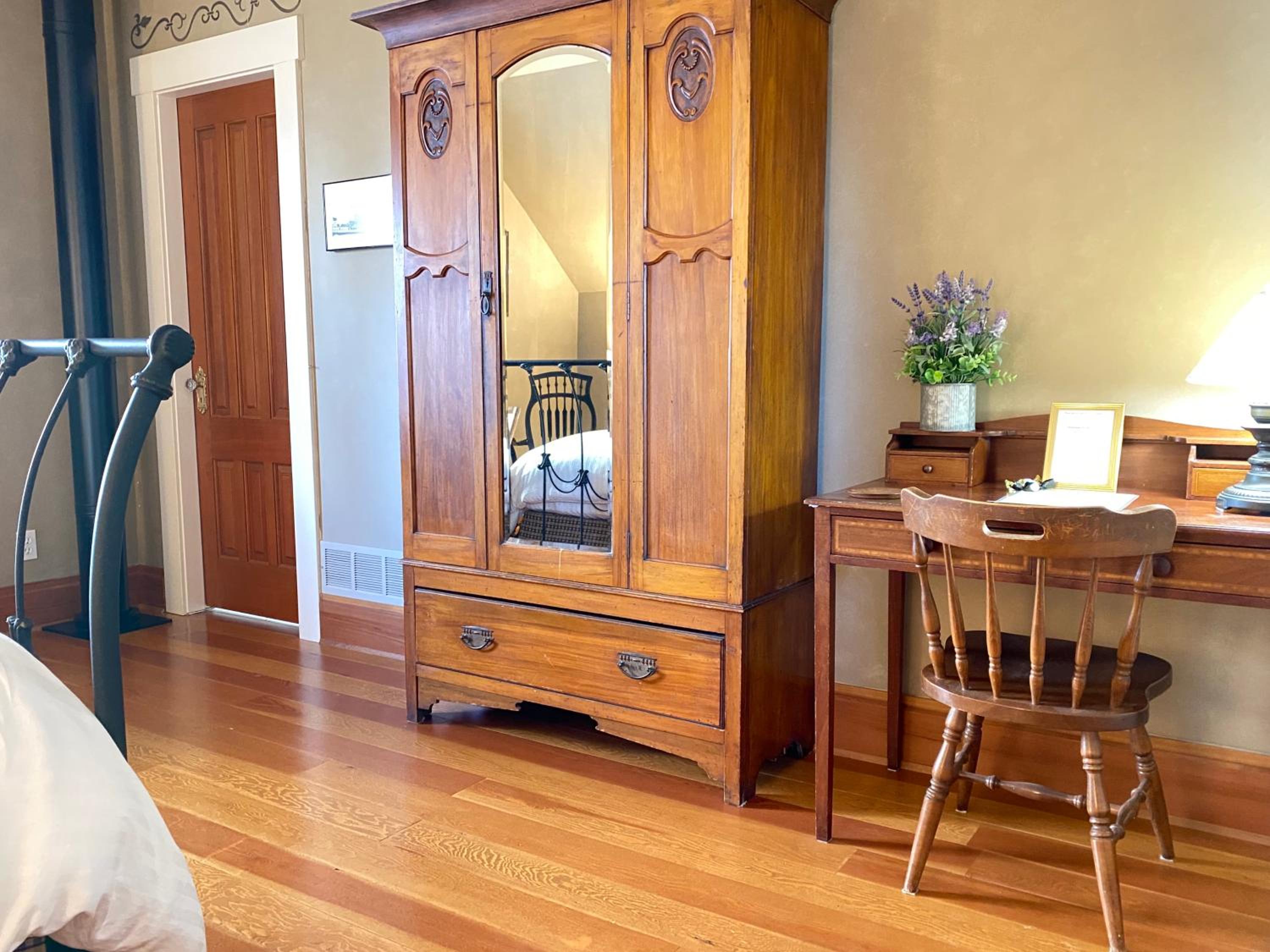 Queen Room photo 2