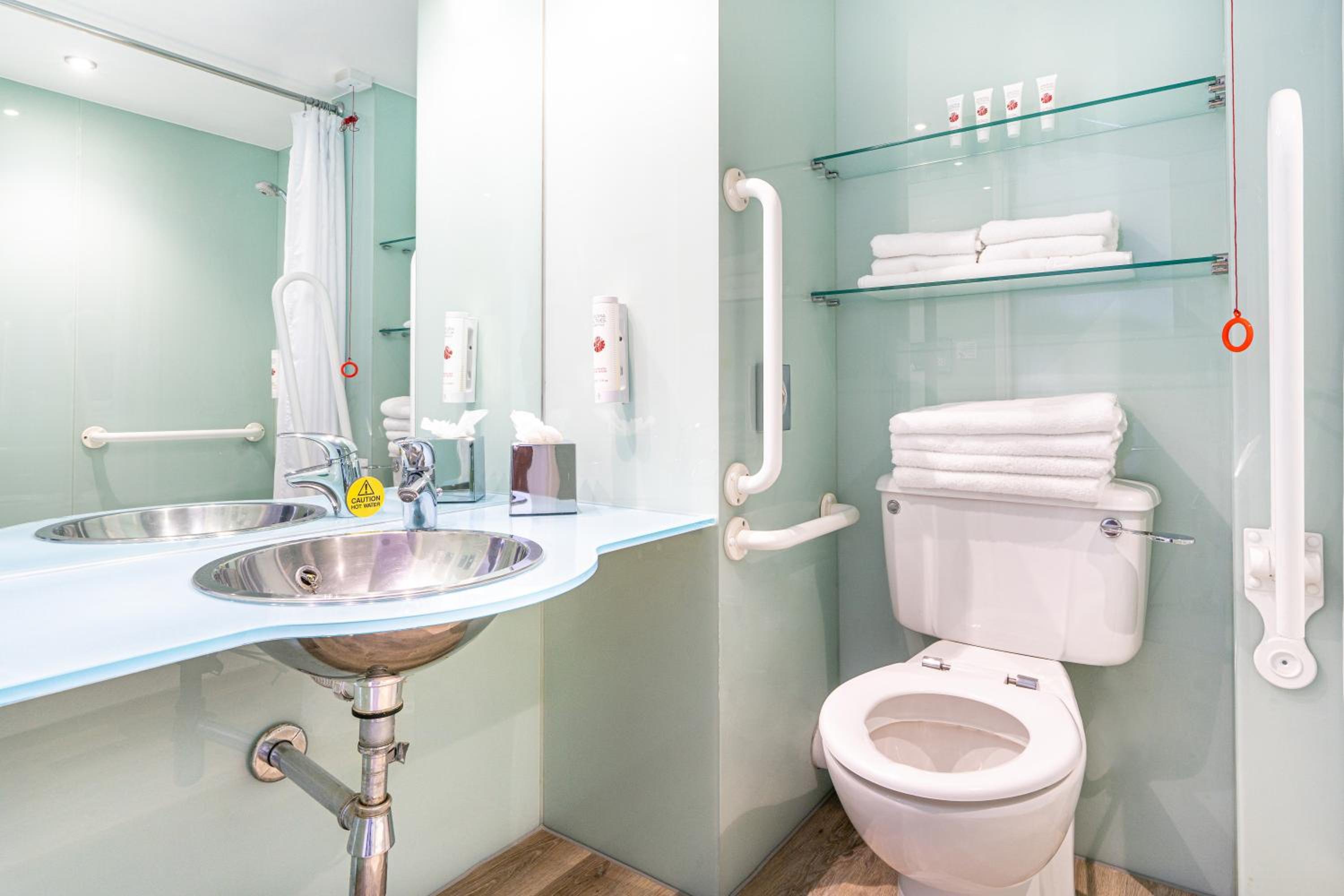 Standard Room with Two Single Beds - Accessible - Photo 8