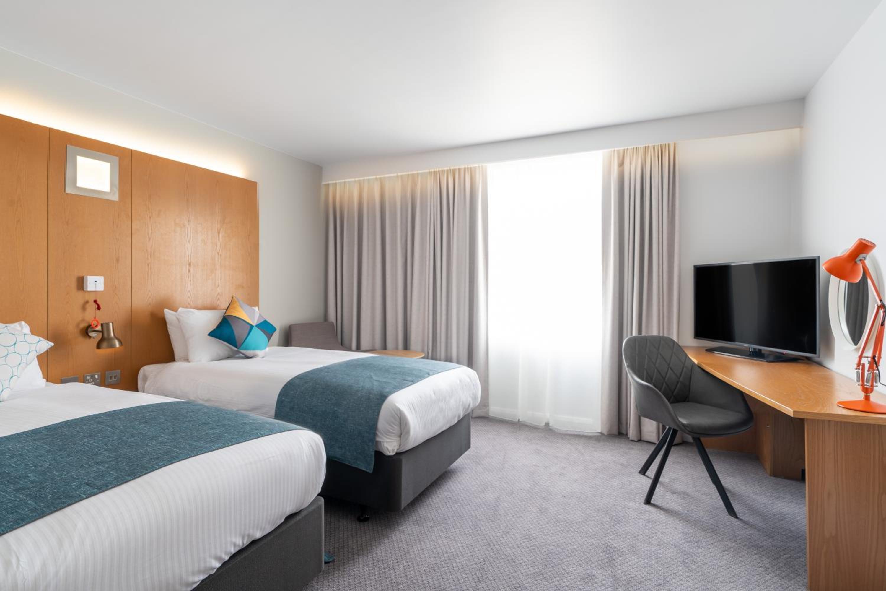 Standard Room with Two Single Beds - Accessible - Photo 2