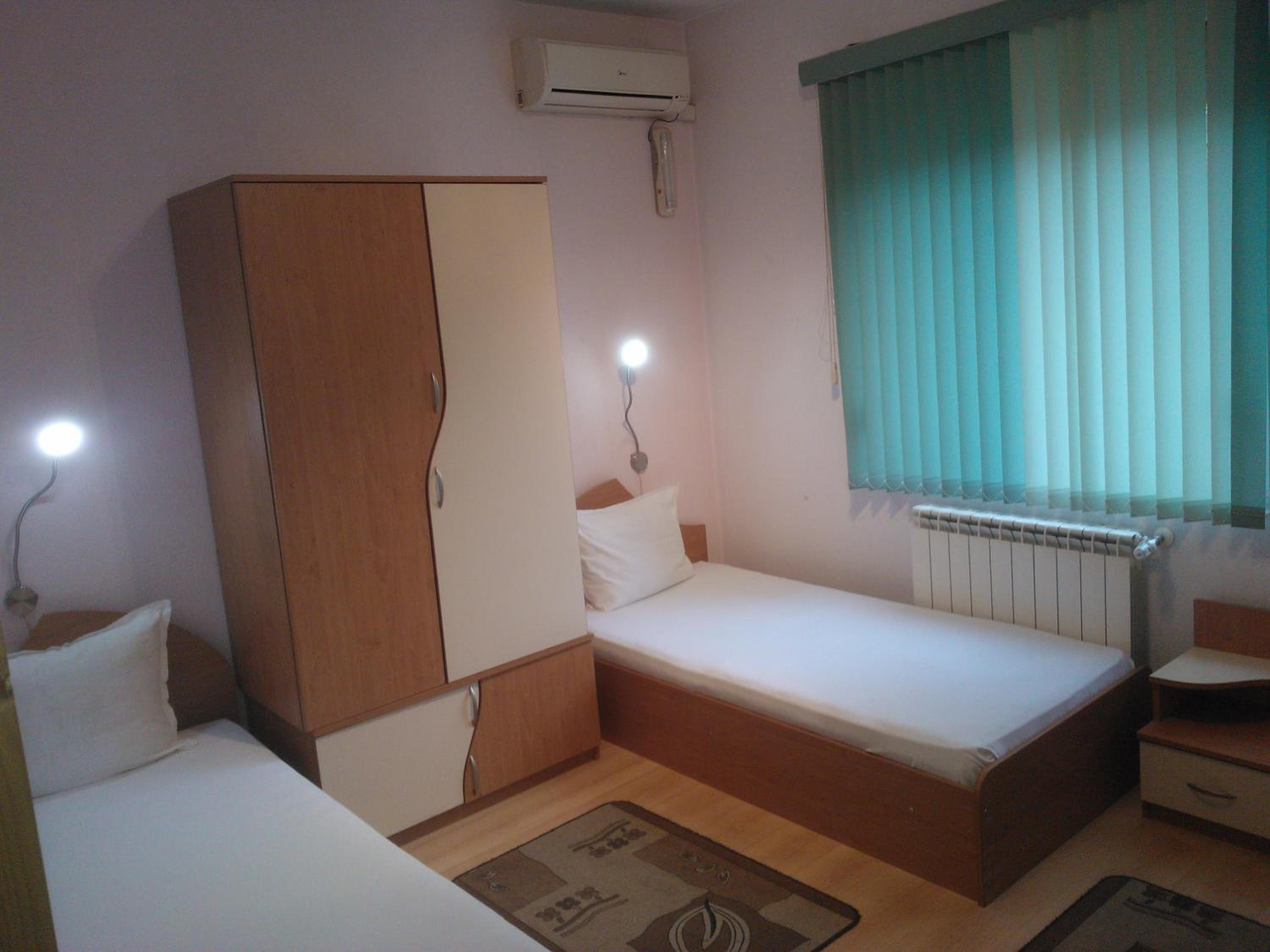 Standard Twin Room - Photo 1
