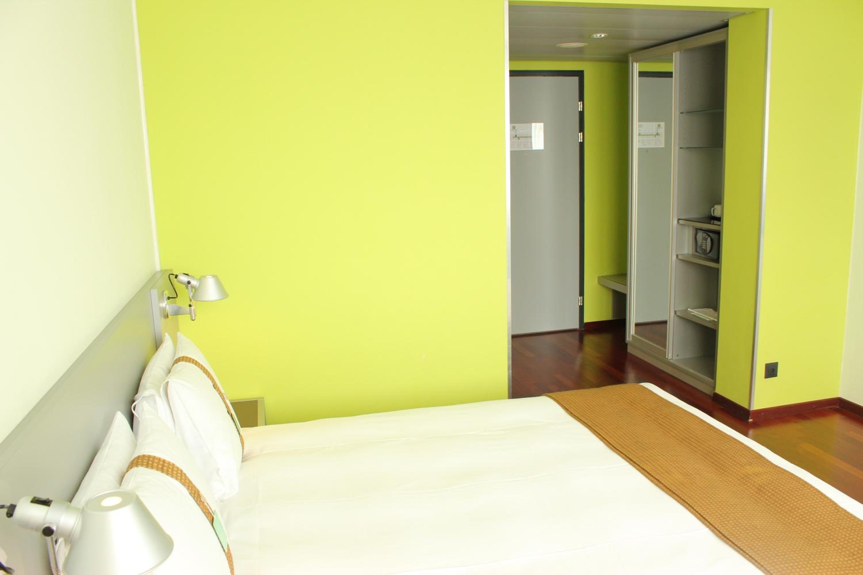 Standard Queen Room - Photo 6