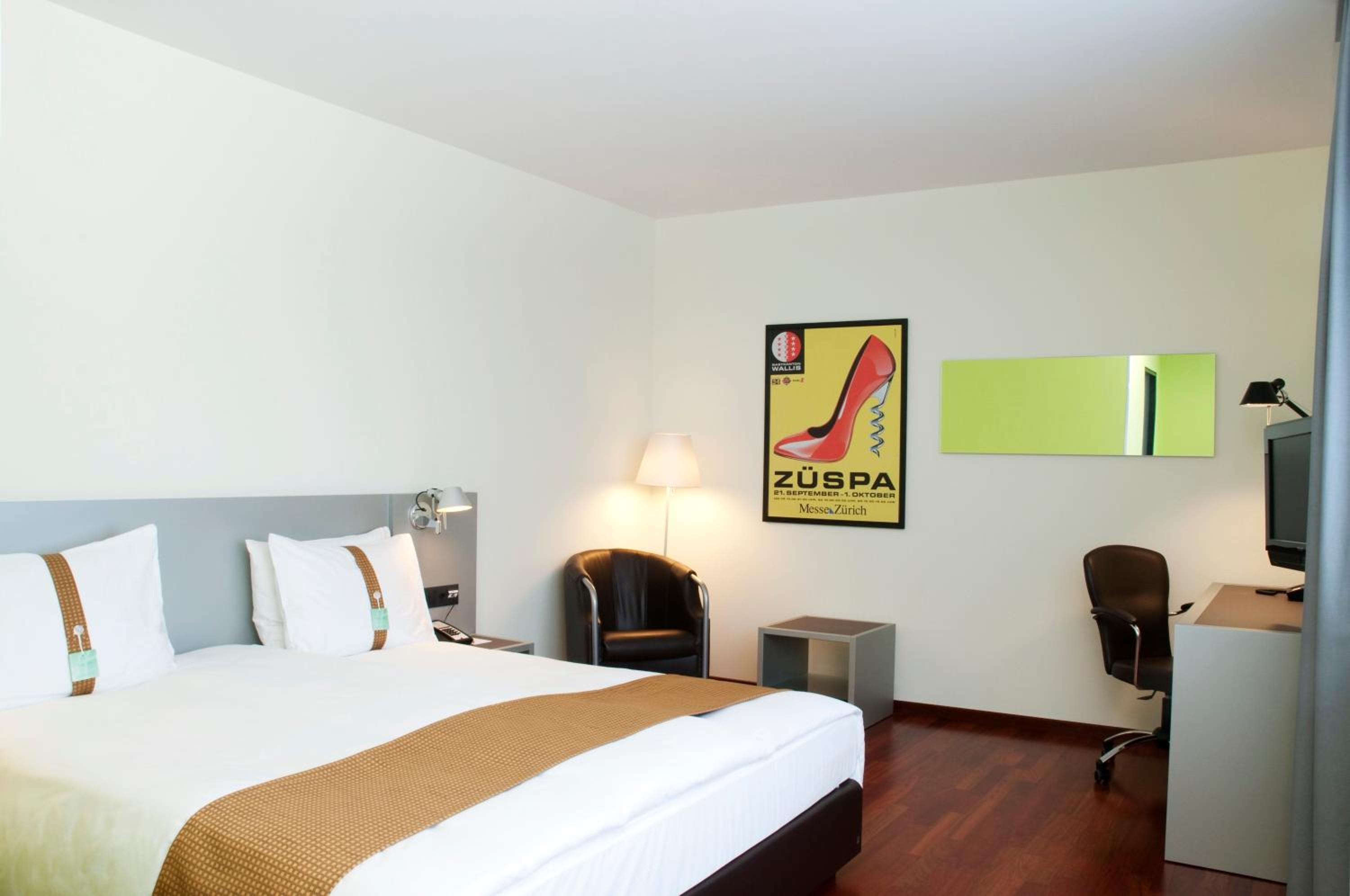 Premium Corner King Room - Photo 2
