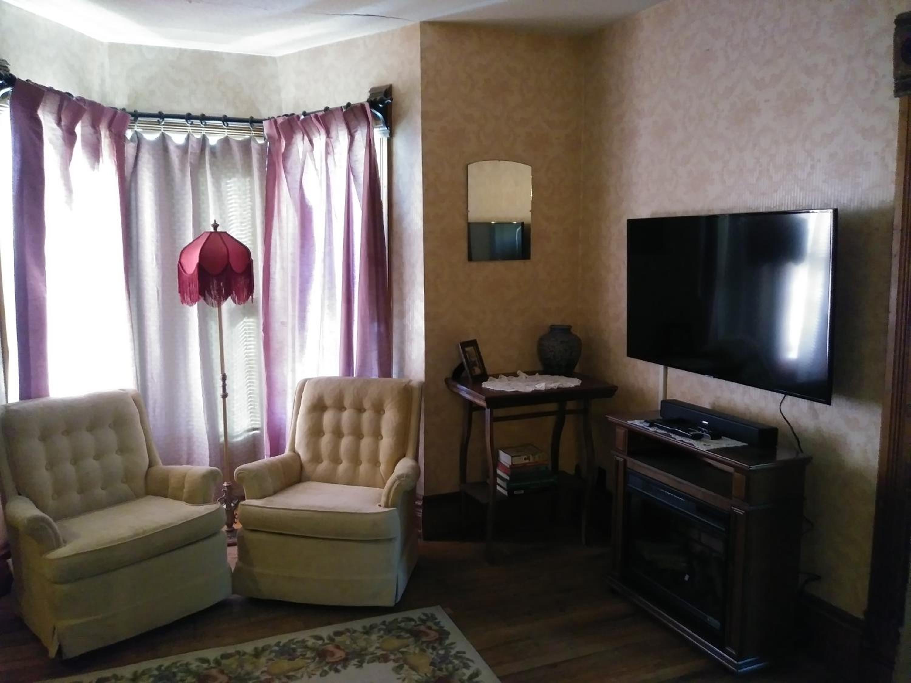 Five-Bedroom House photo 3