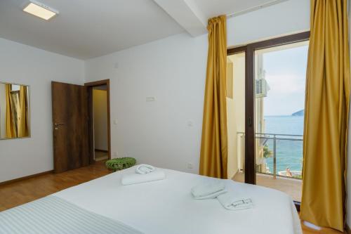 Deluxe Suite with Sea View