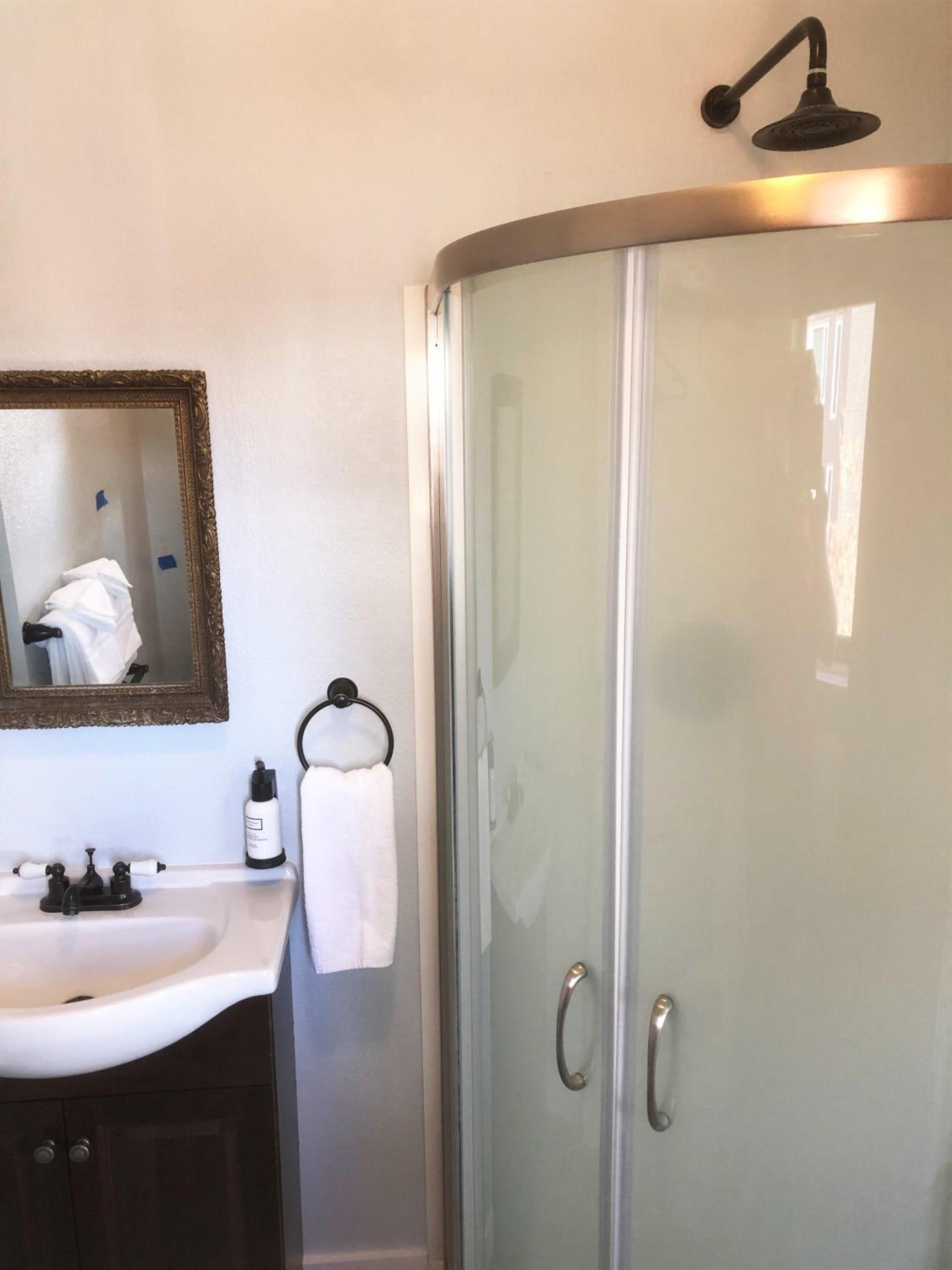 Premium Room - One Queen Bed, Private Bathroom - Photo 8