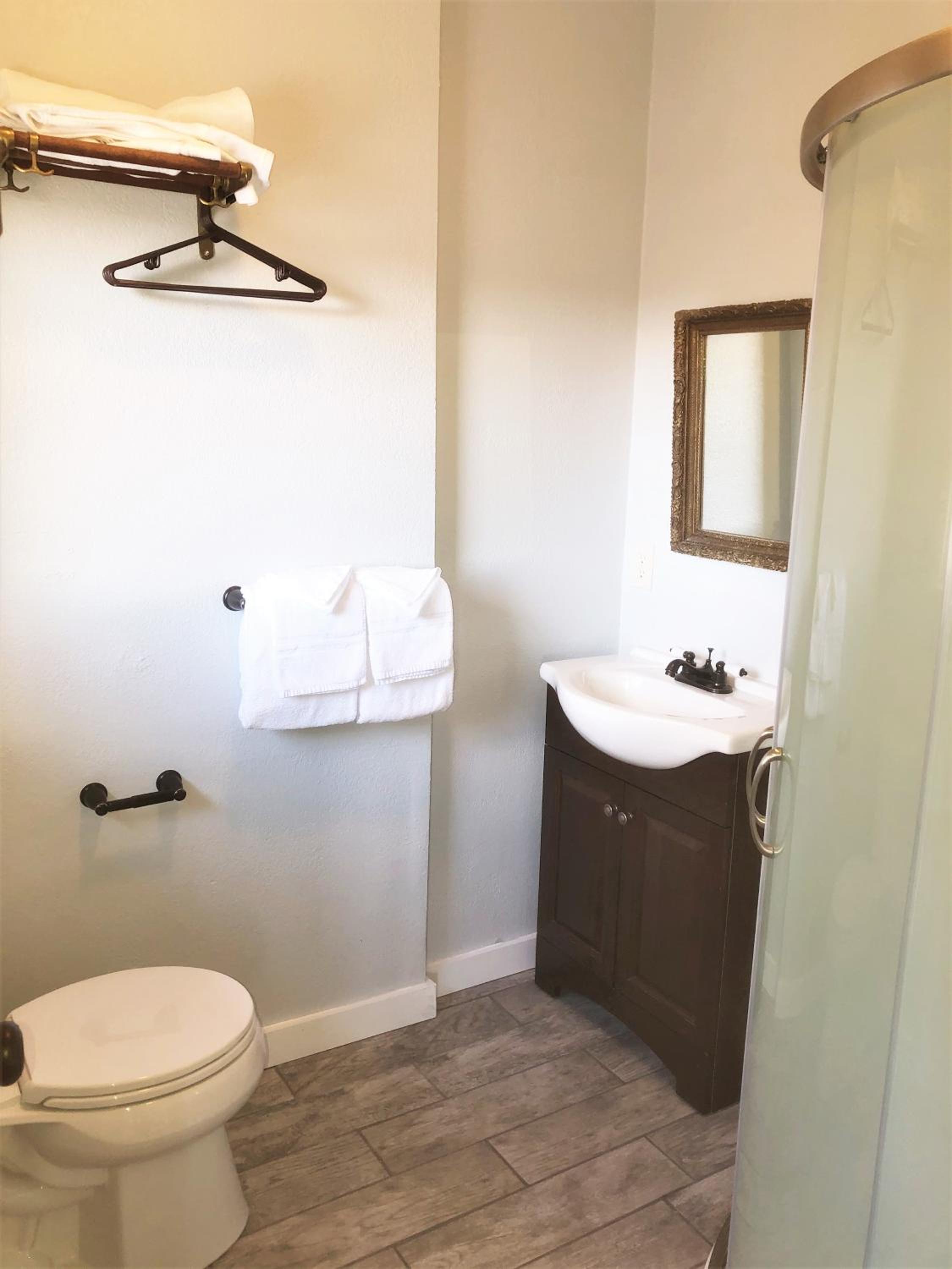 Premium Double Room - Two Queen Beds, Private Bathroom - Photo 7