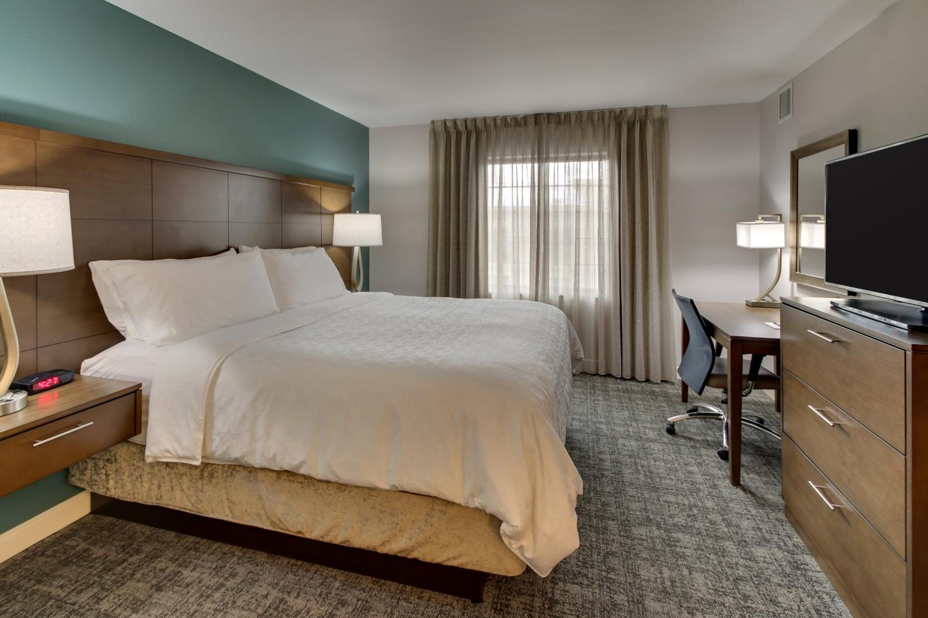 One-Bedroom King Suite - Photo 4