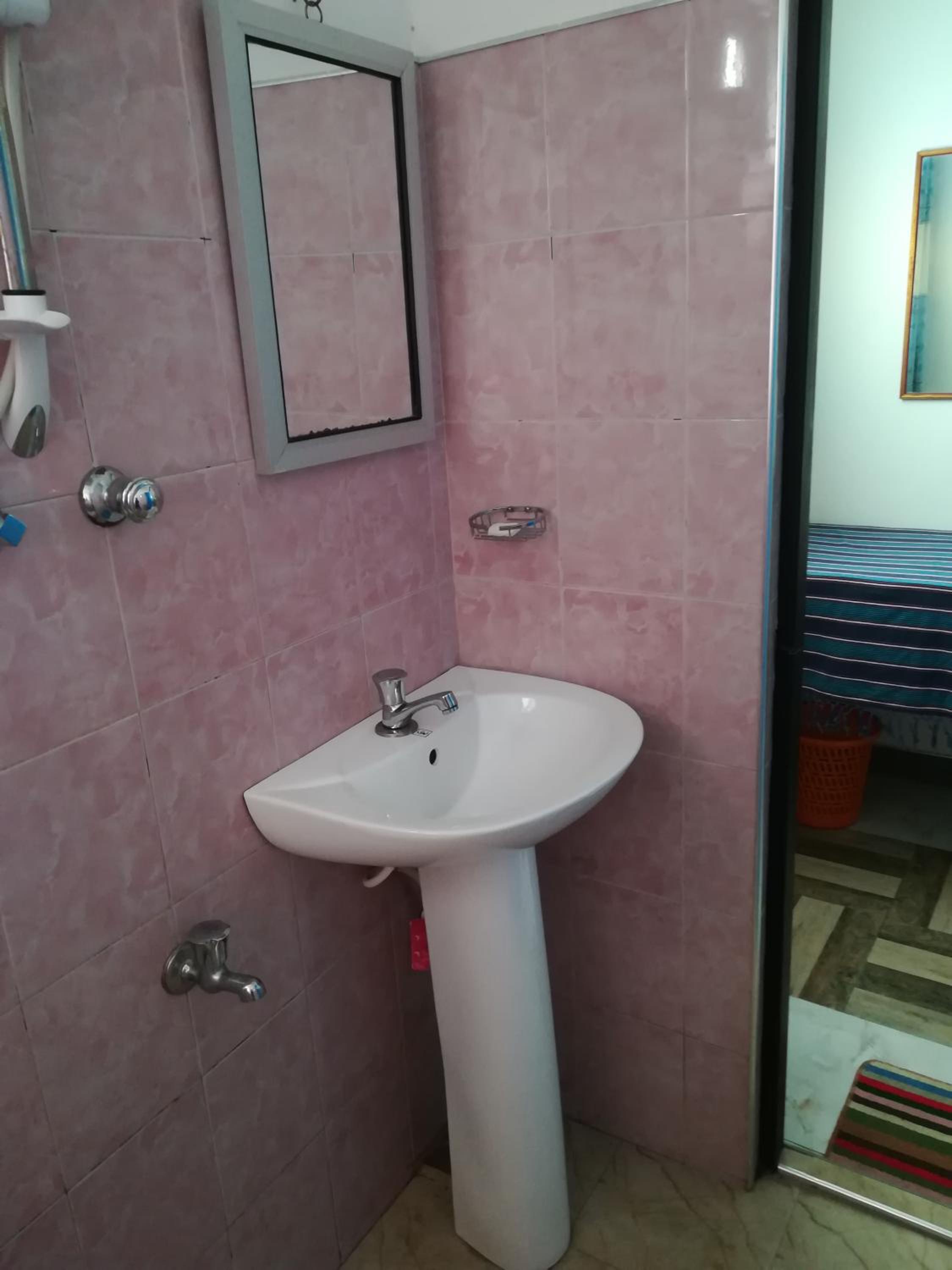 Budget Double Room - Photo 12
