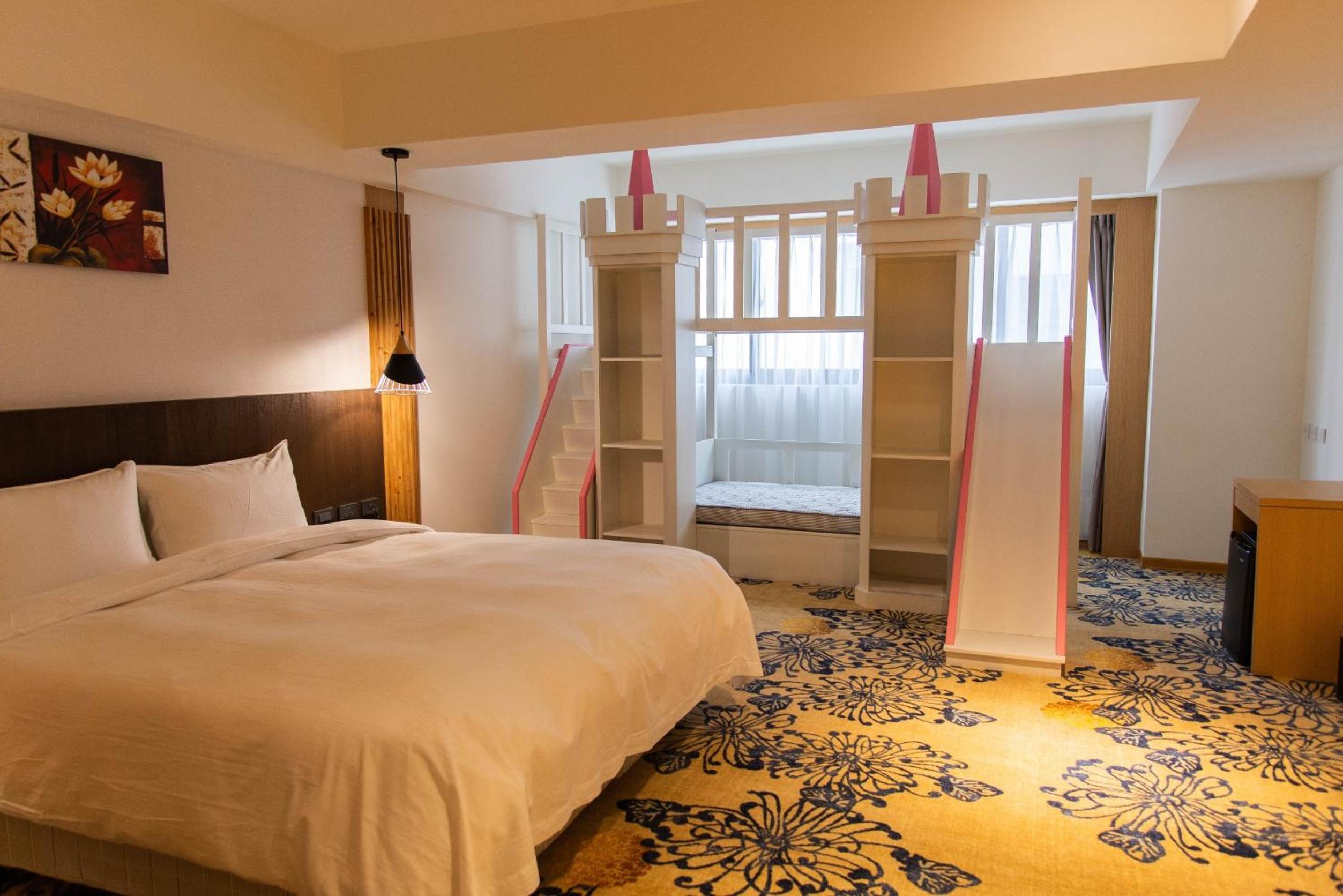 Kid-friendly Family Room with Kids Play bed photo 2