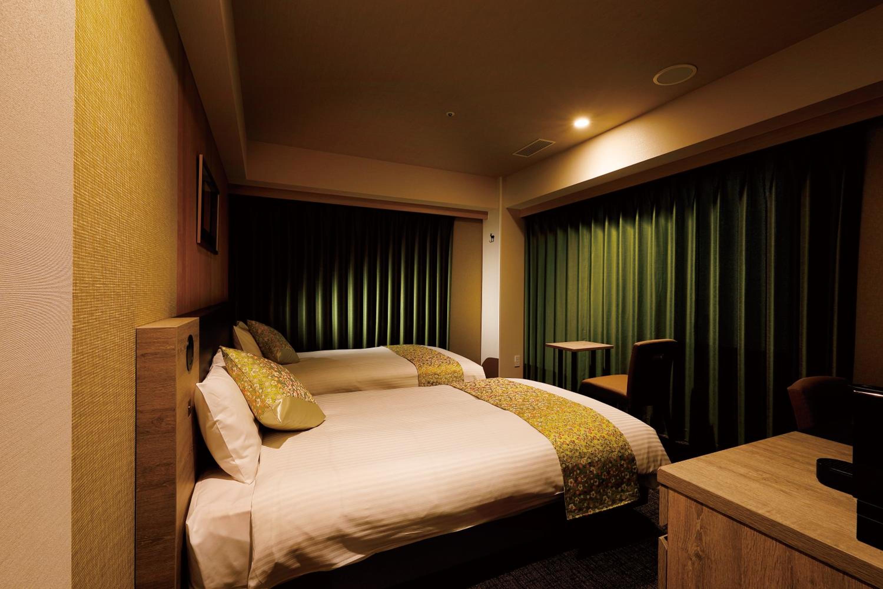 Non-Smoking - Deluxe Corner Twin Room - Photo 11