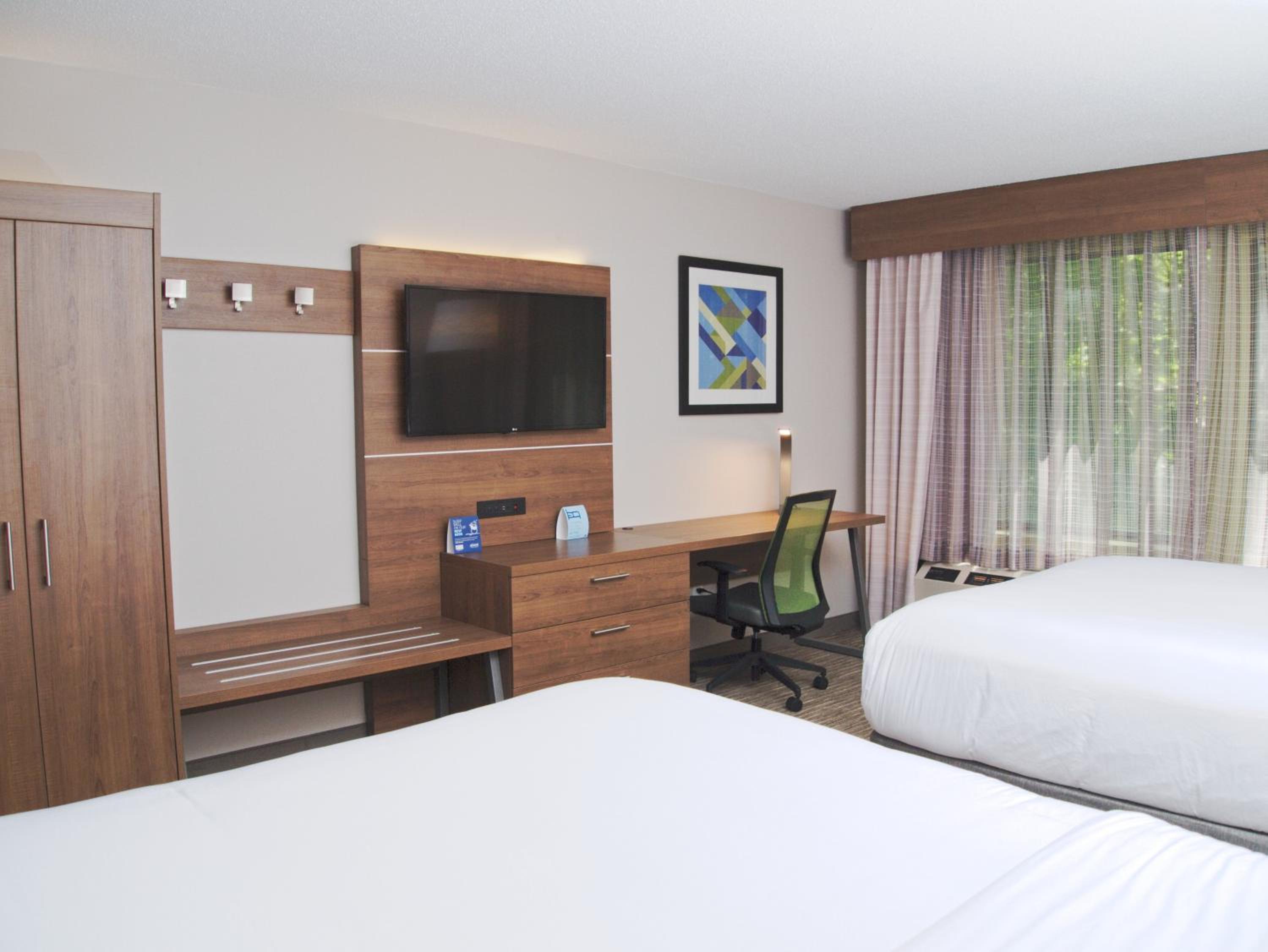 Standard Queen Room with Two Queen Beds - Photo 6