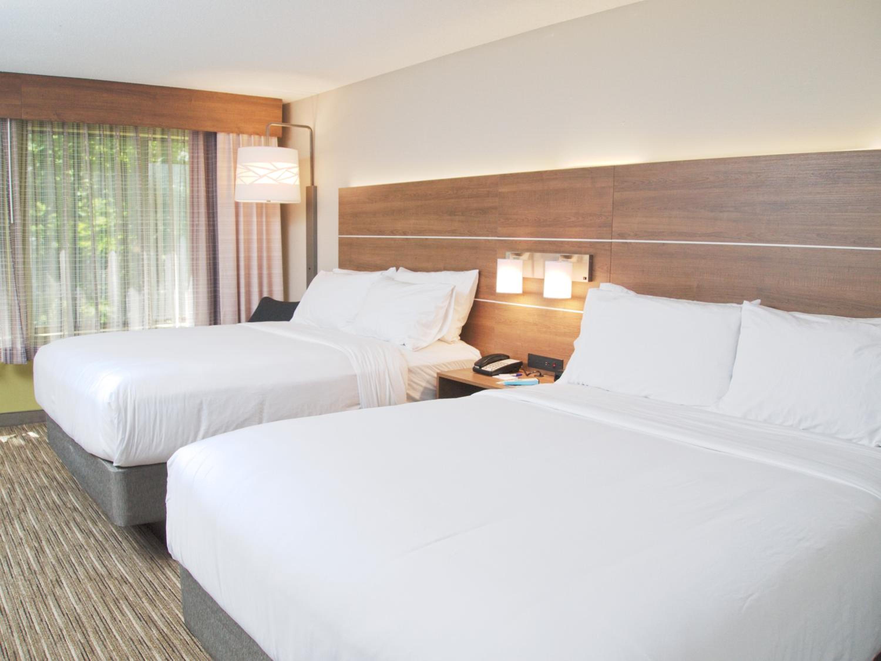 Standard Queen Room with Two Queen Beds - Photo 5