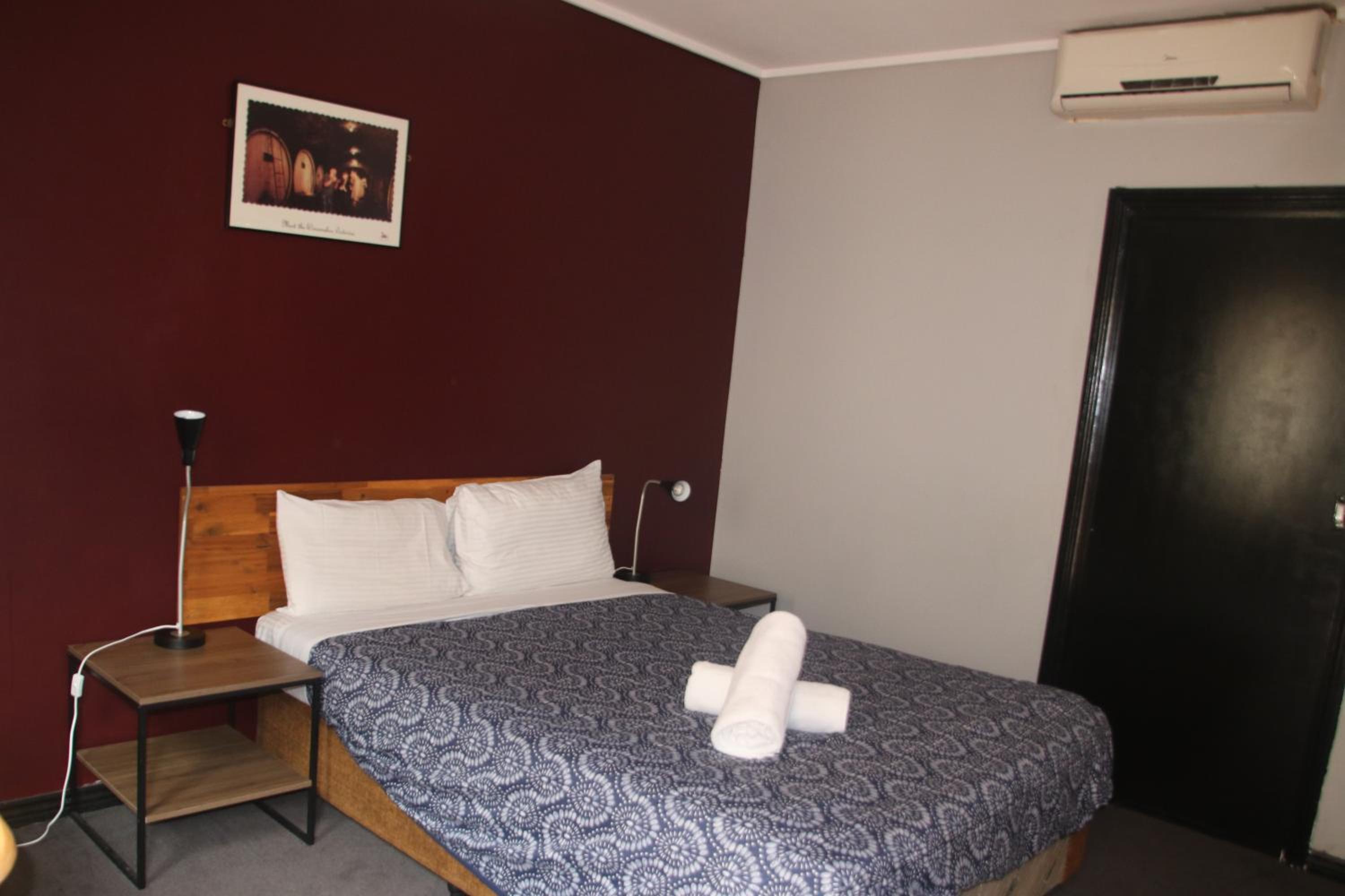 Queen Room - Photo 13