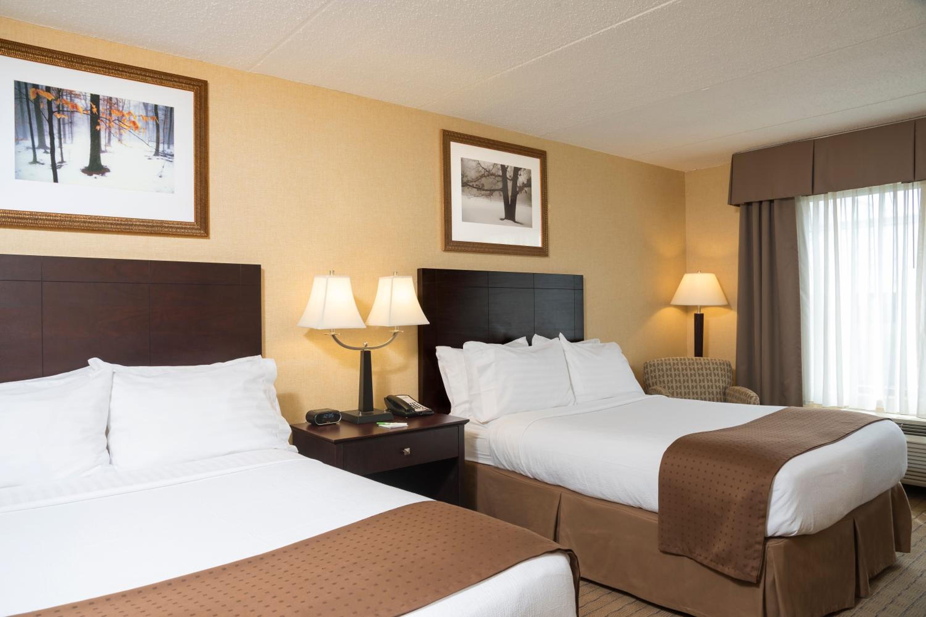 Standard Double Room with Two Double Beds - Photo 2