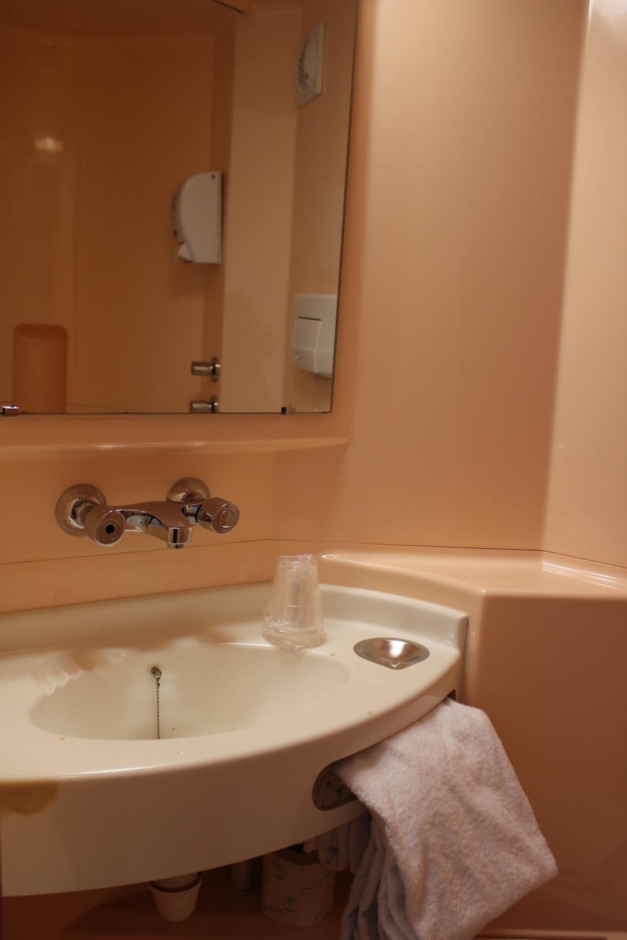 Budget Twin Room photo 3