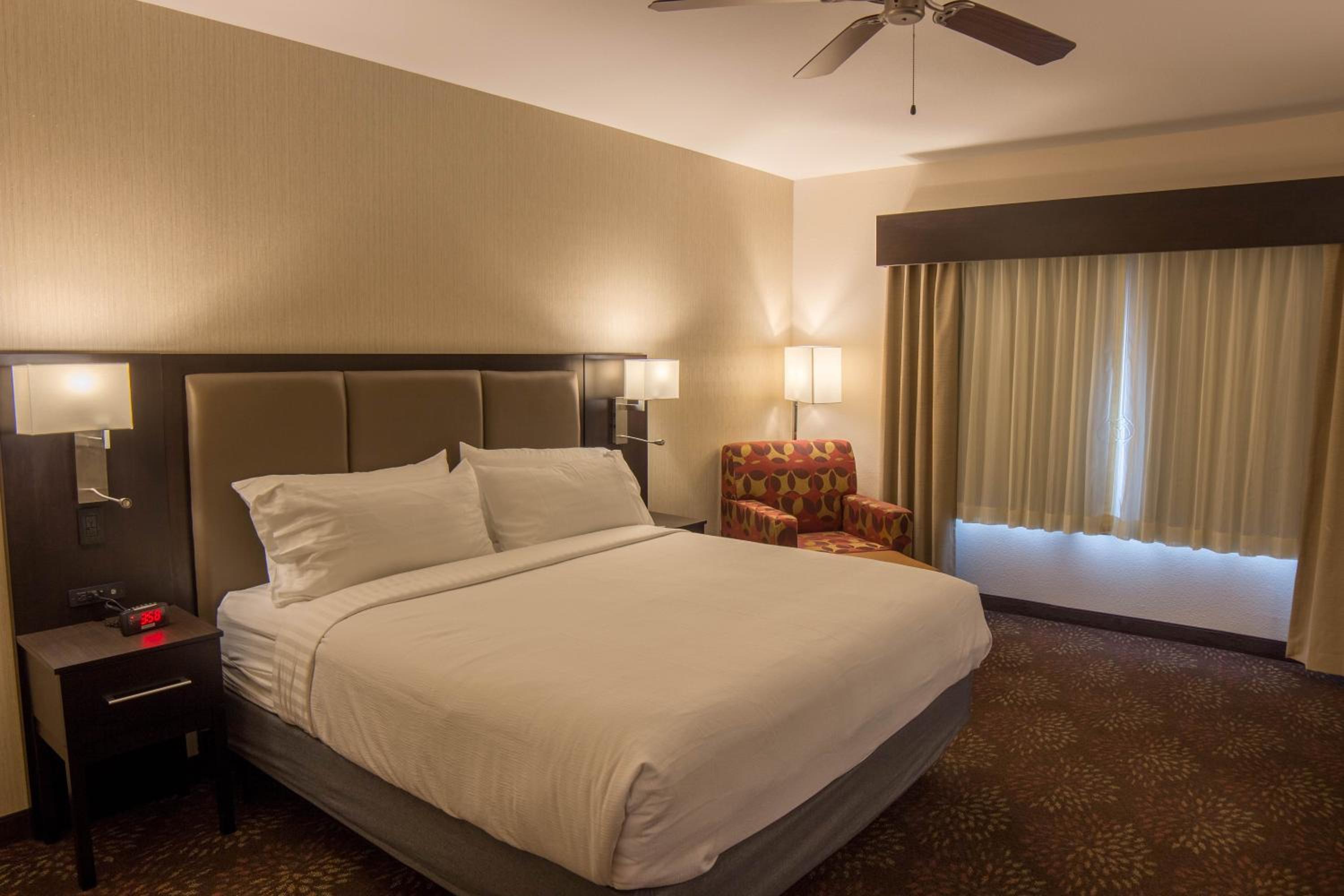 Standard King Room photo 1