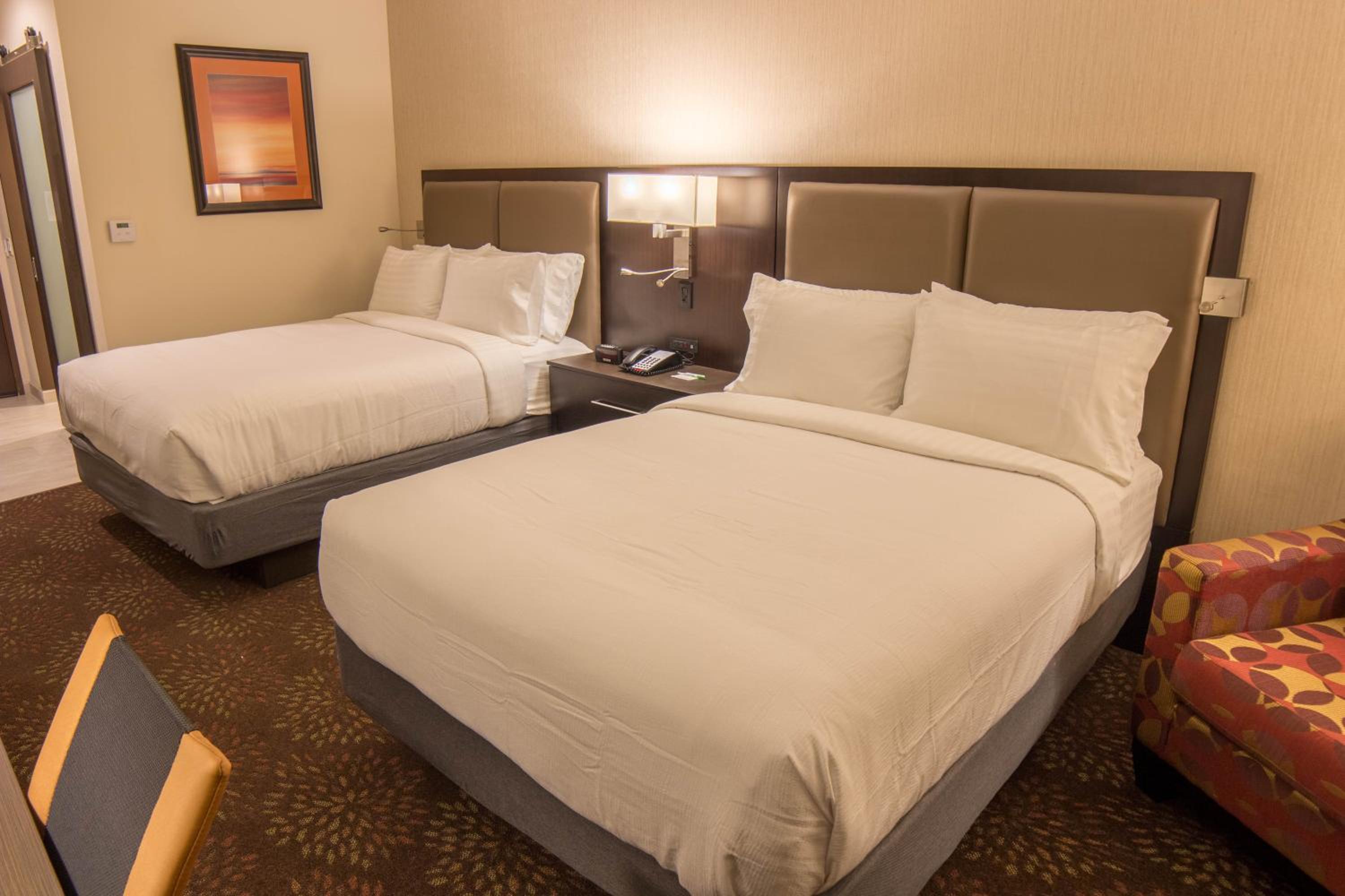 Standard Queen Room with Two Queen Beds - Communications Accessible photo 3