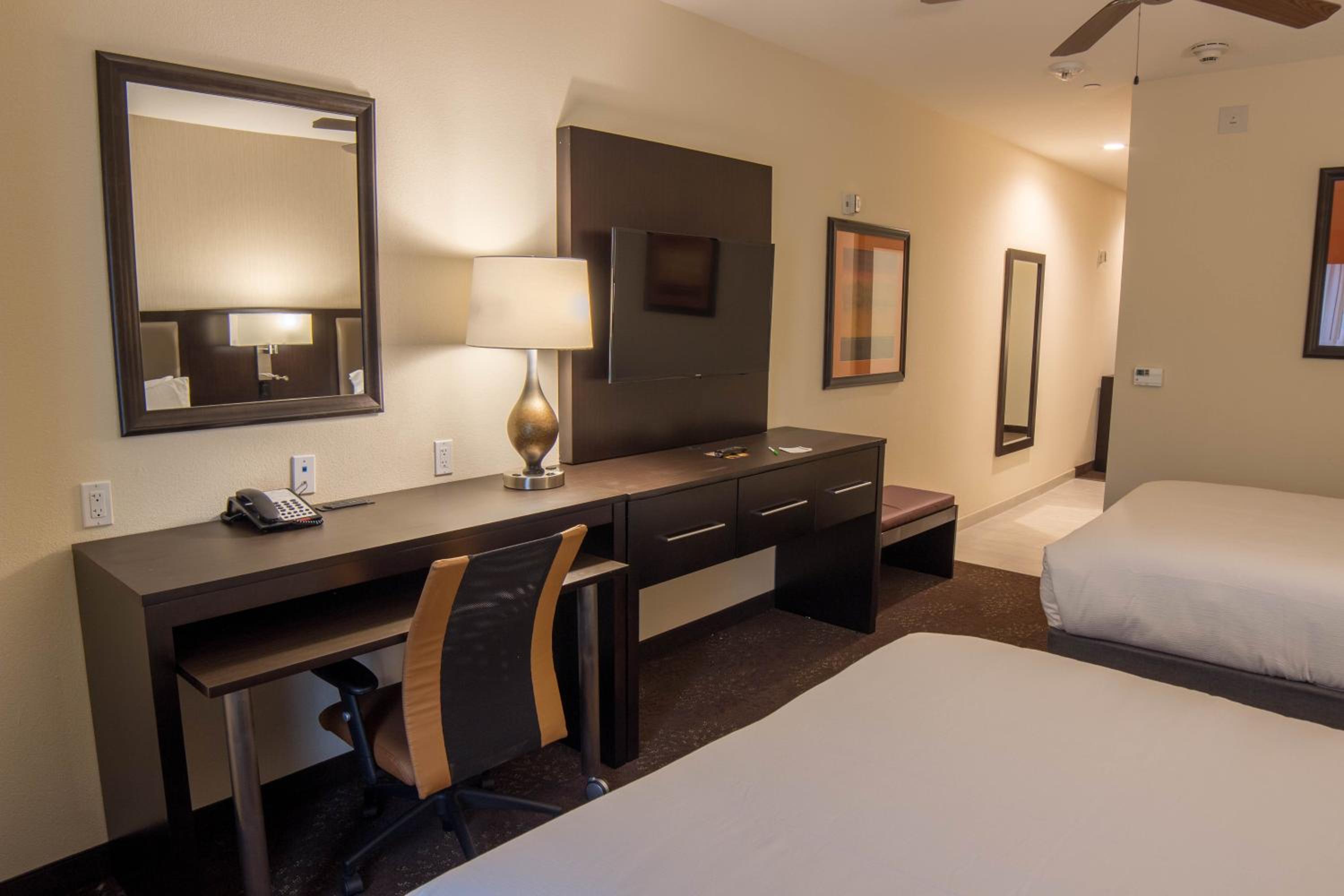Standard Queen Room with Two Queen Beds - Communications Accessible photo 2