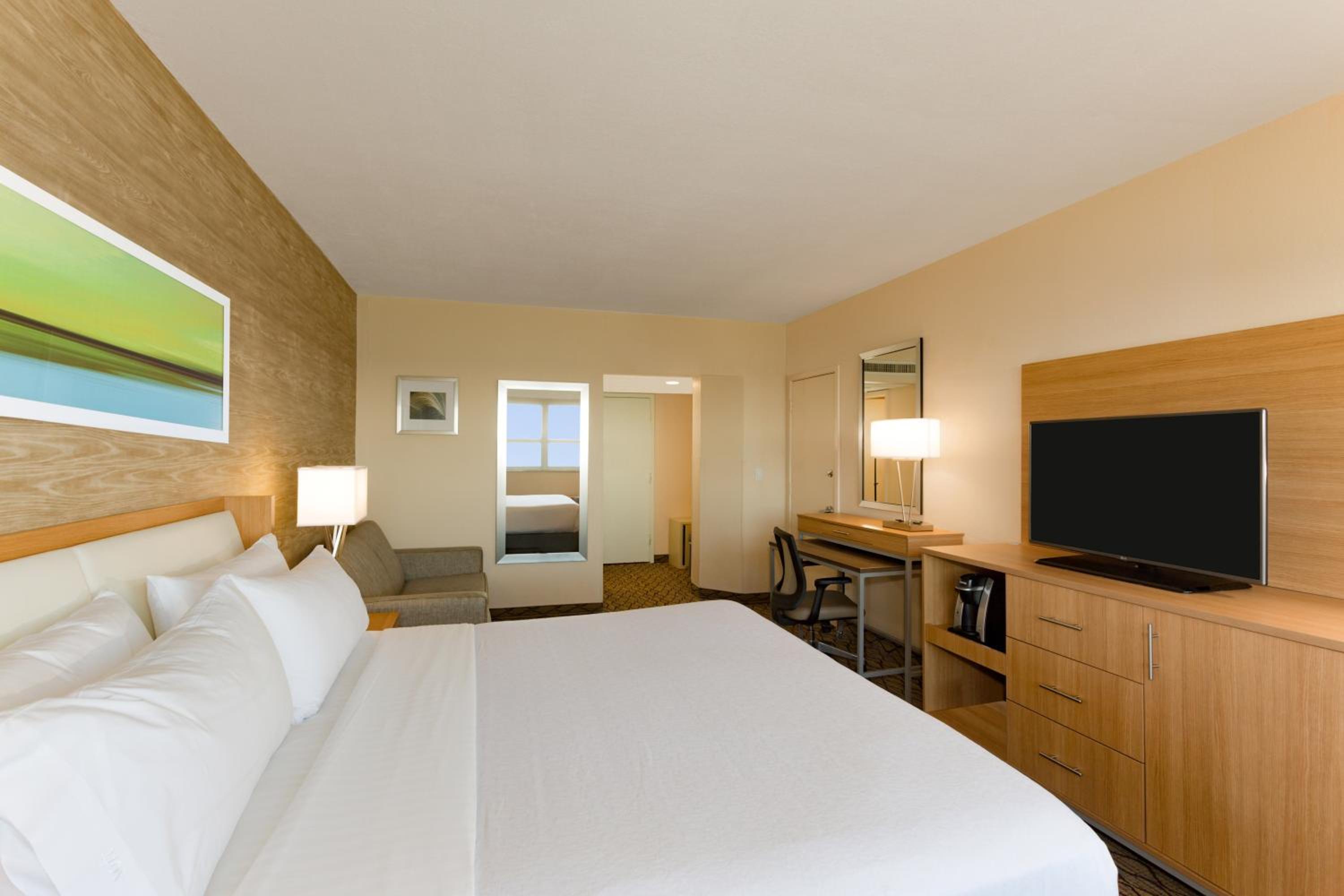 Standard King Room with Ocean View - Photo 9