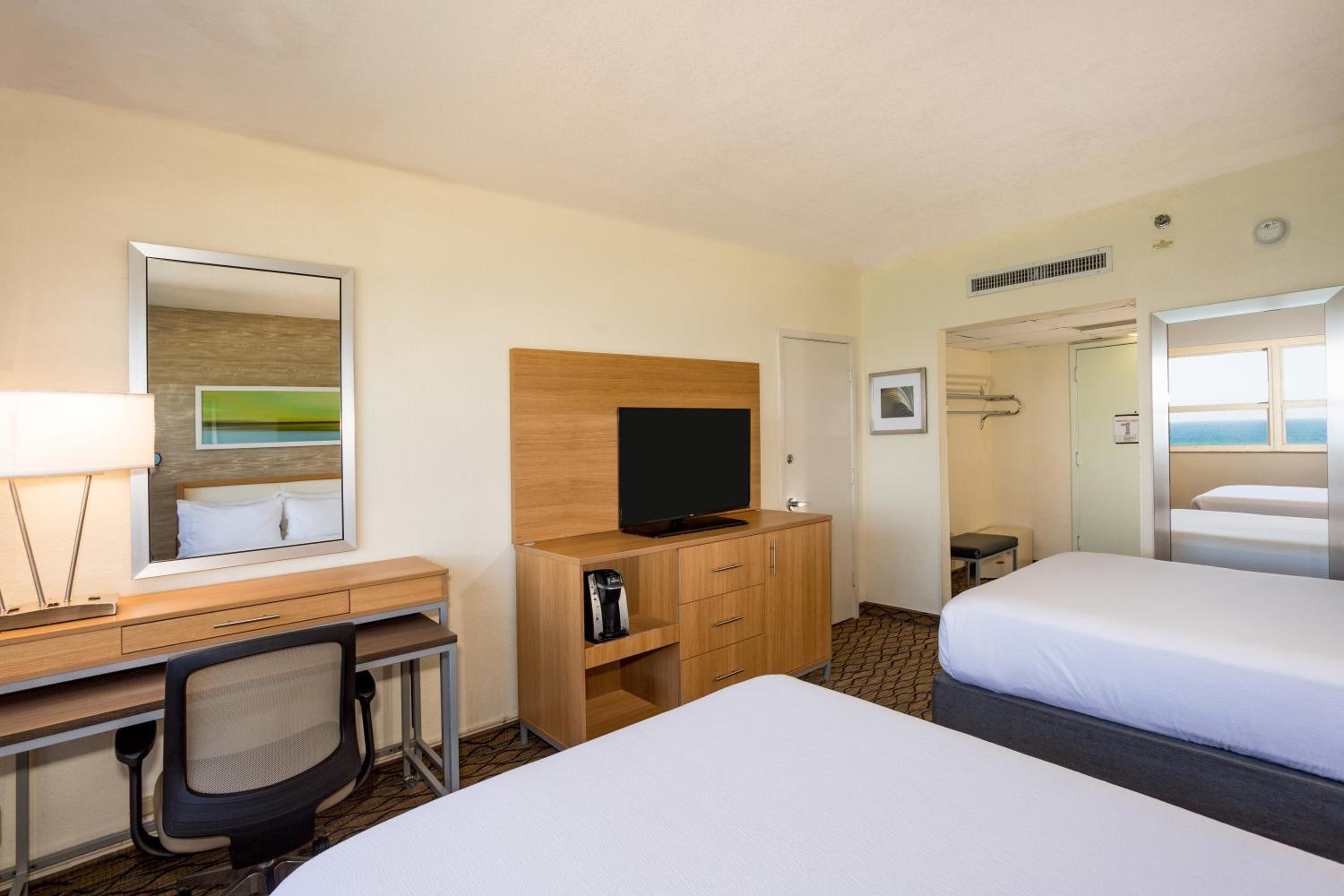 Double Room with Two Double Beds and Ocean View - Non-Smoking - Photo 8