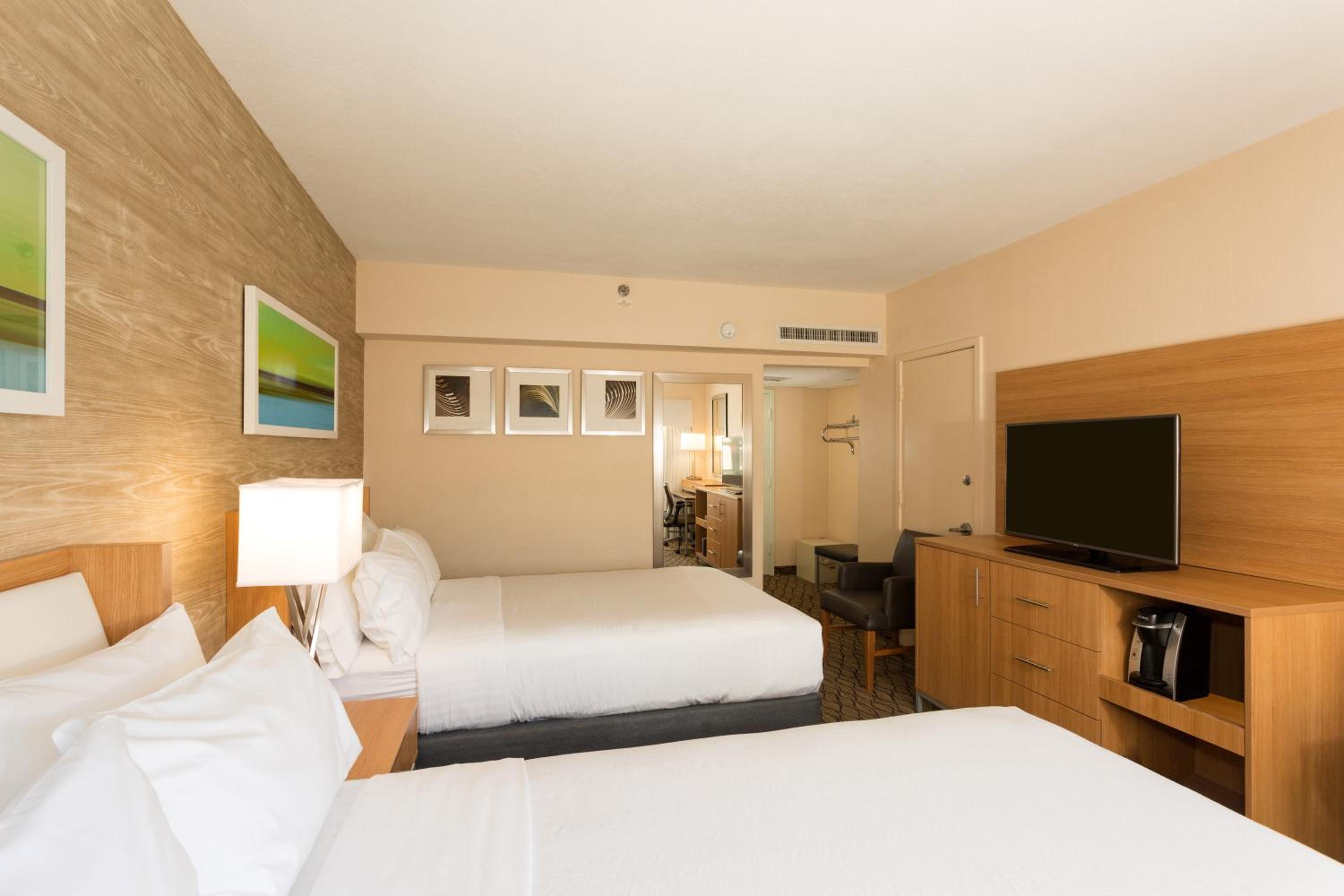 Double Room with Two Double Beds and Ocean View - Non-Smoking - Photo 3