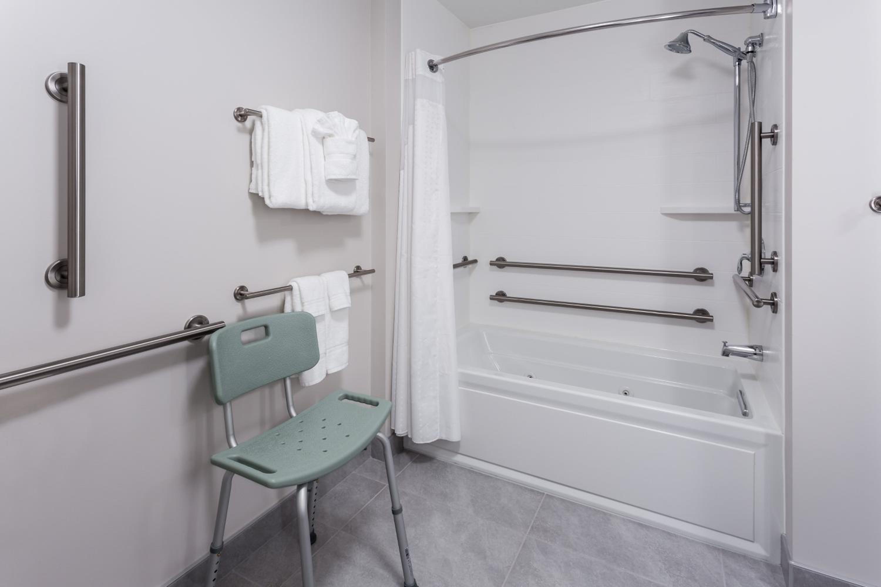 King Suite - Communications and Mobility Accessible Tub