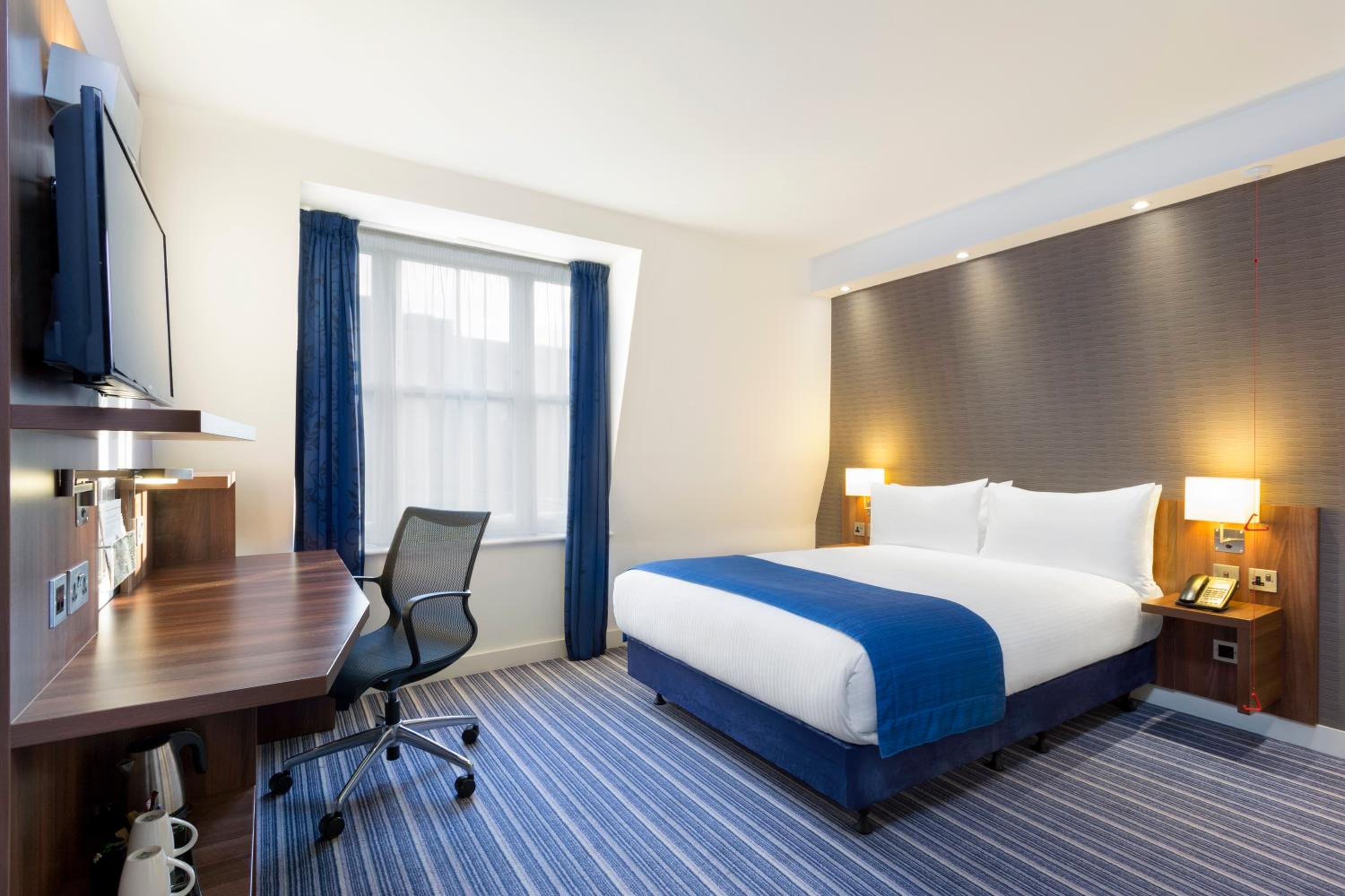 Double Room with Free Hot Breakfast - Accessible photo 1