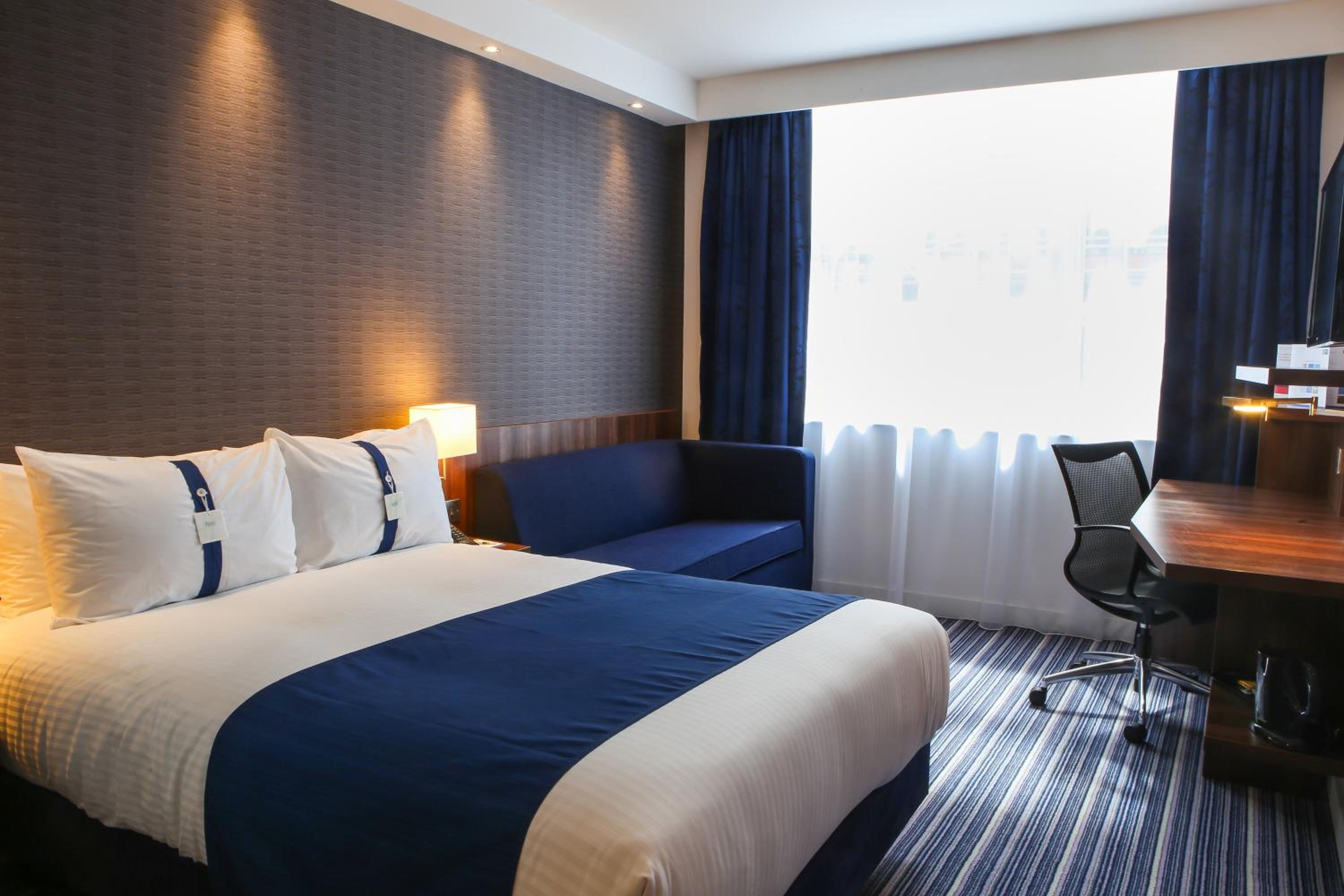 Standard Double Room with Single Sofa Bed and Free Hot Breakfast photo 1