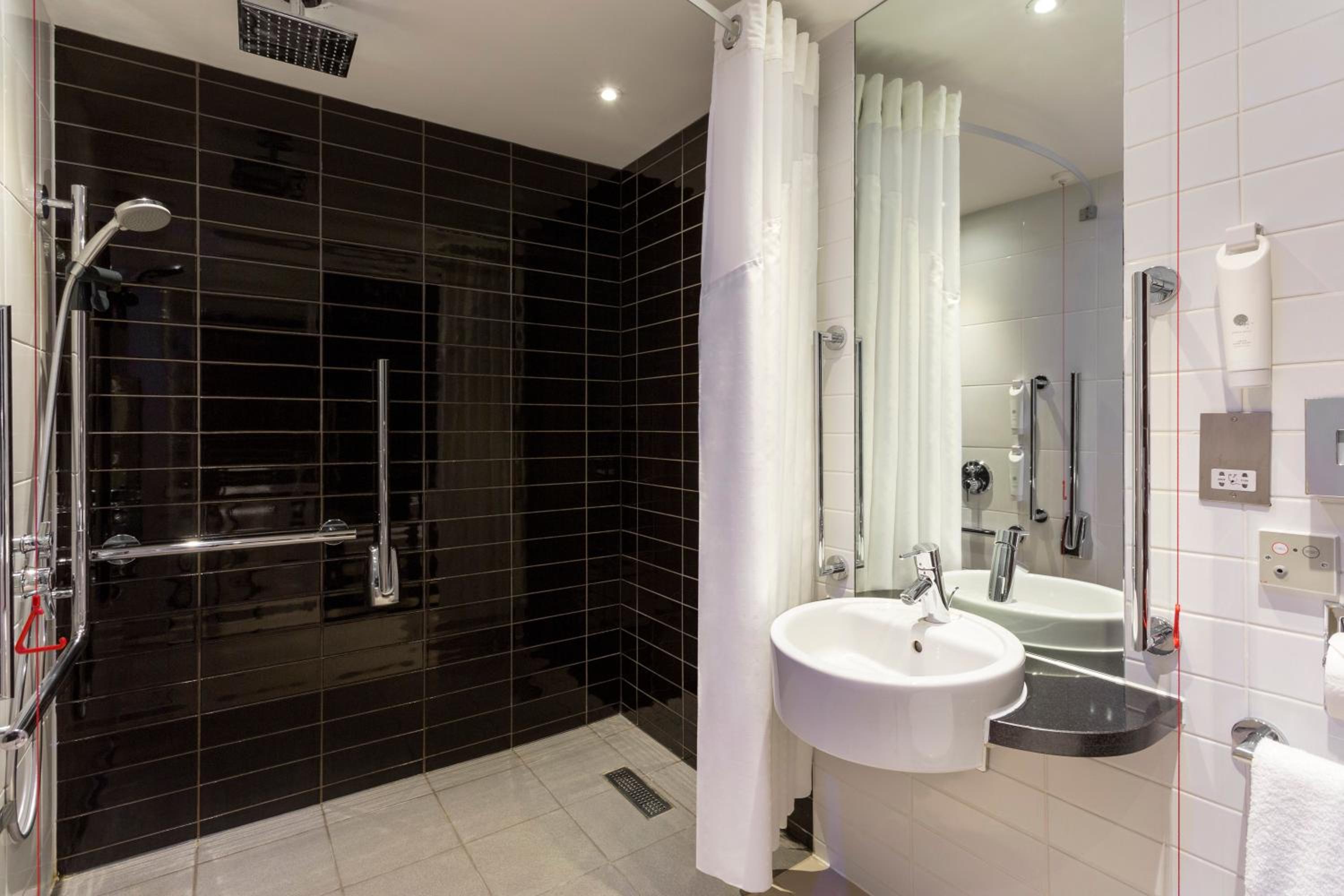 Double Room with Free Hot Breakfast - Accessible photo 2