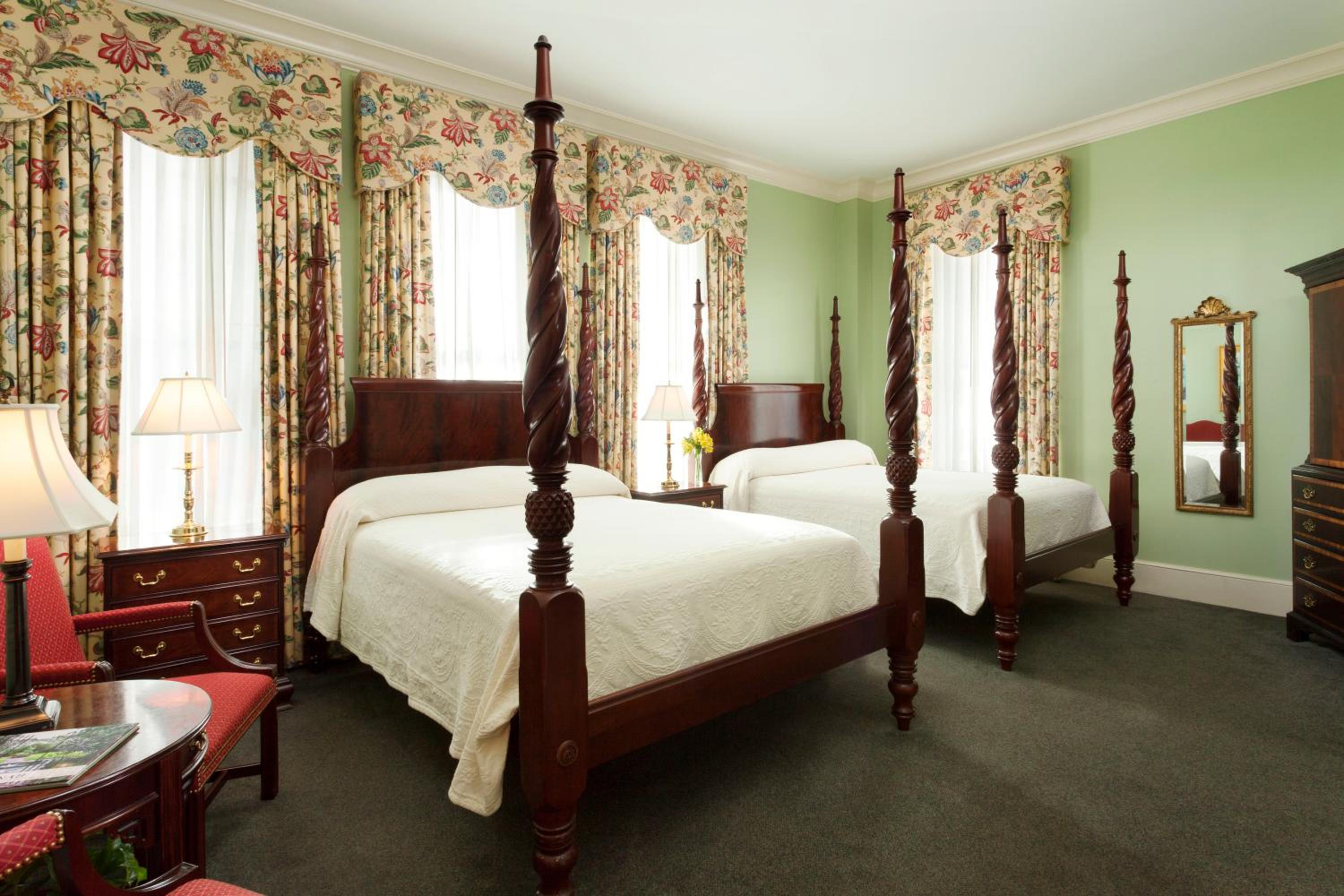Corner Room with Two Queen Beds - Photo 4