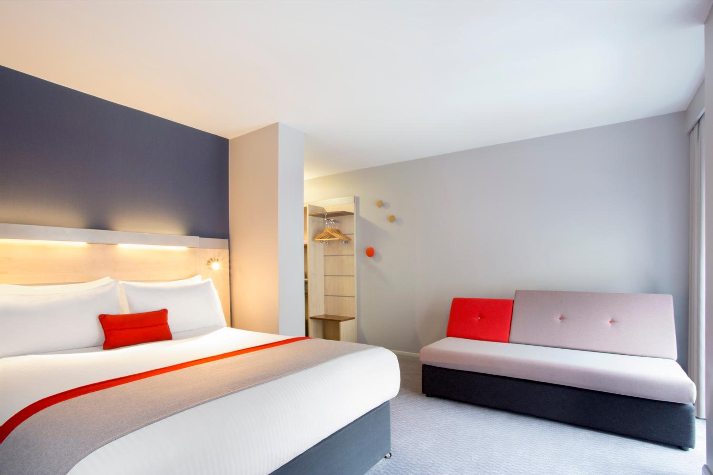 Standard Double Room with Single Sofa Bed and Free Hot Breakfast photo 3