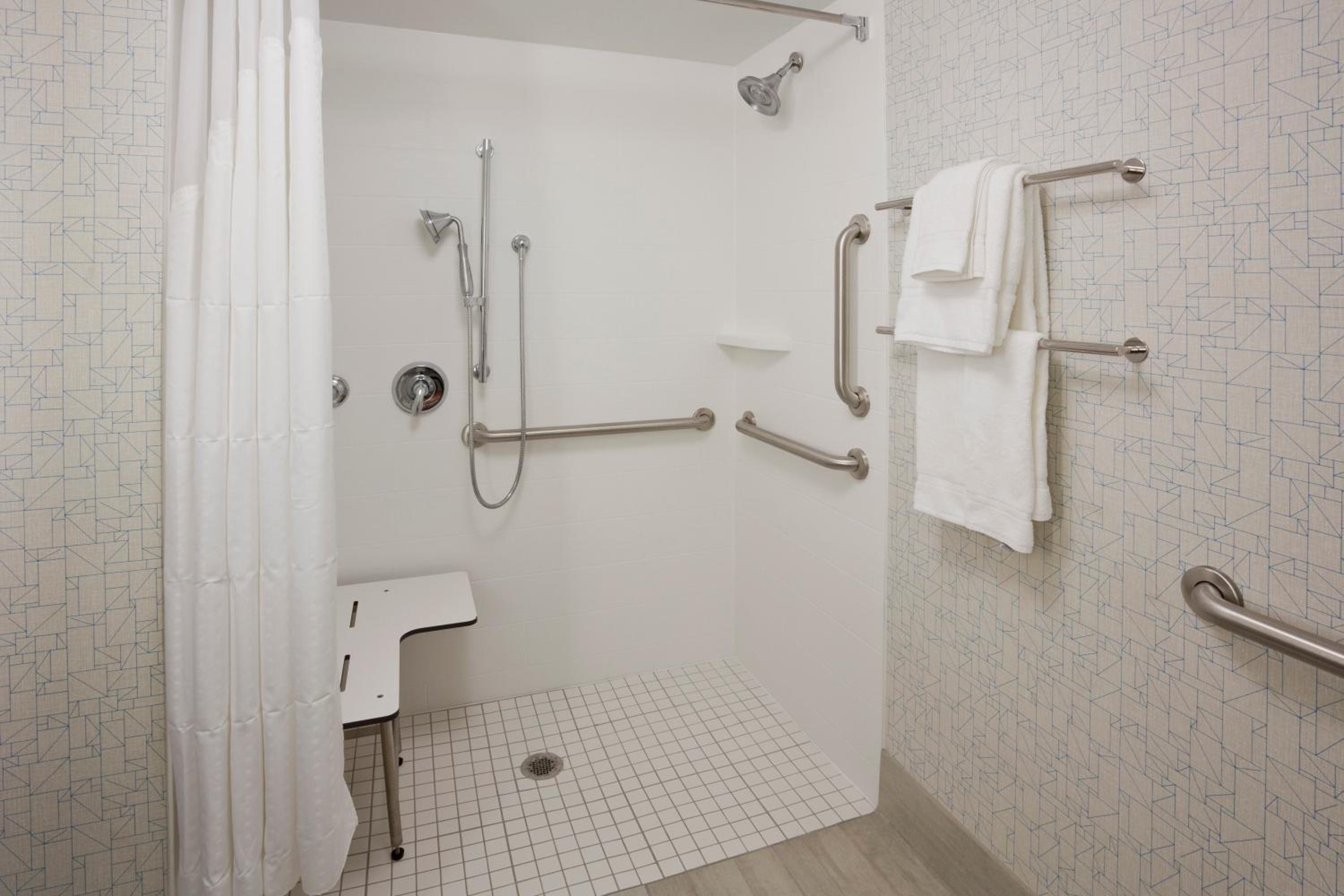 Standard King Room with Roll-in Shower - Mobility Accessible - Photo 3