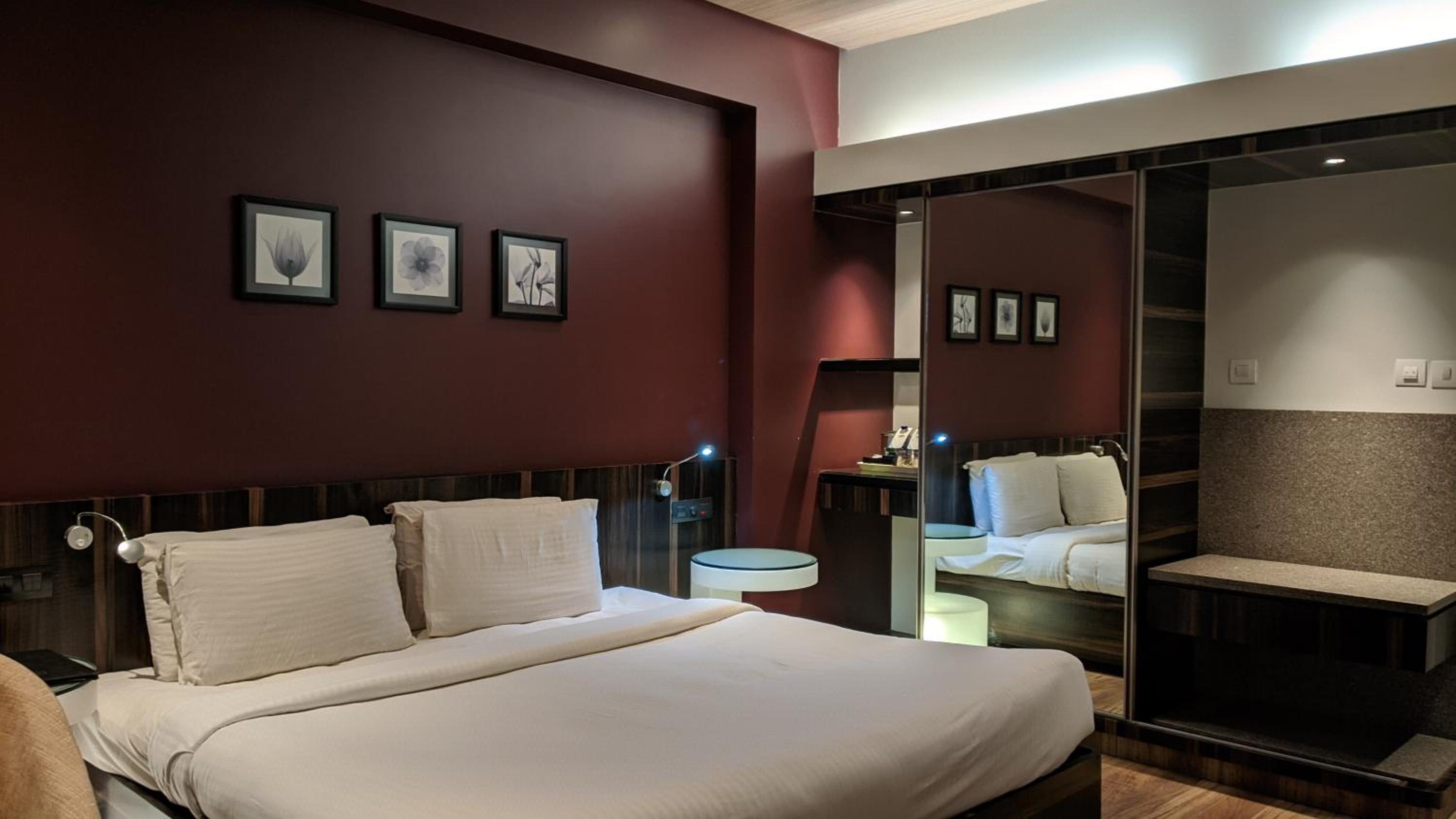 Deluxe Double Room - Photo 11