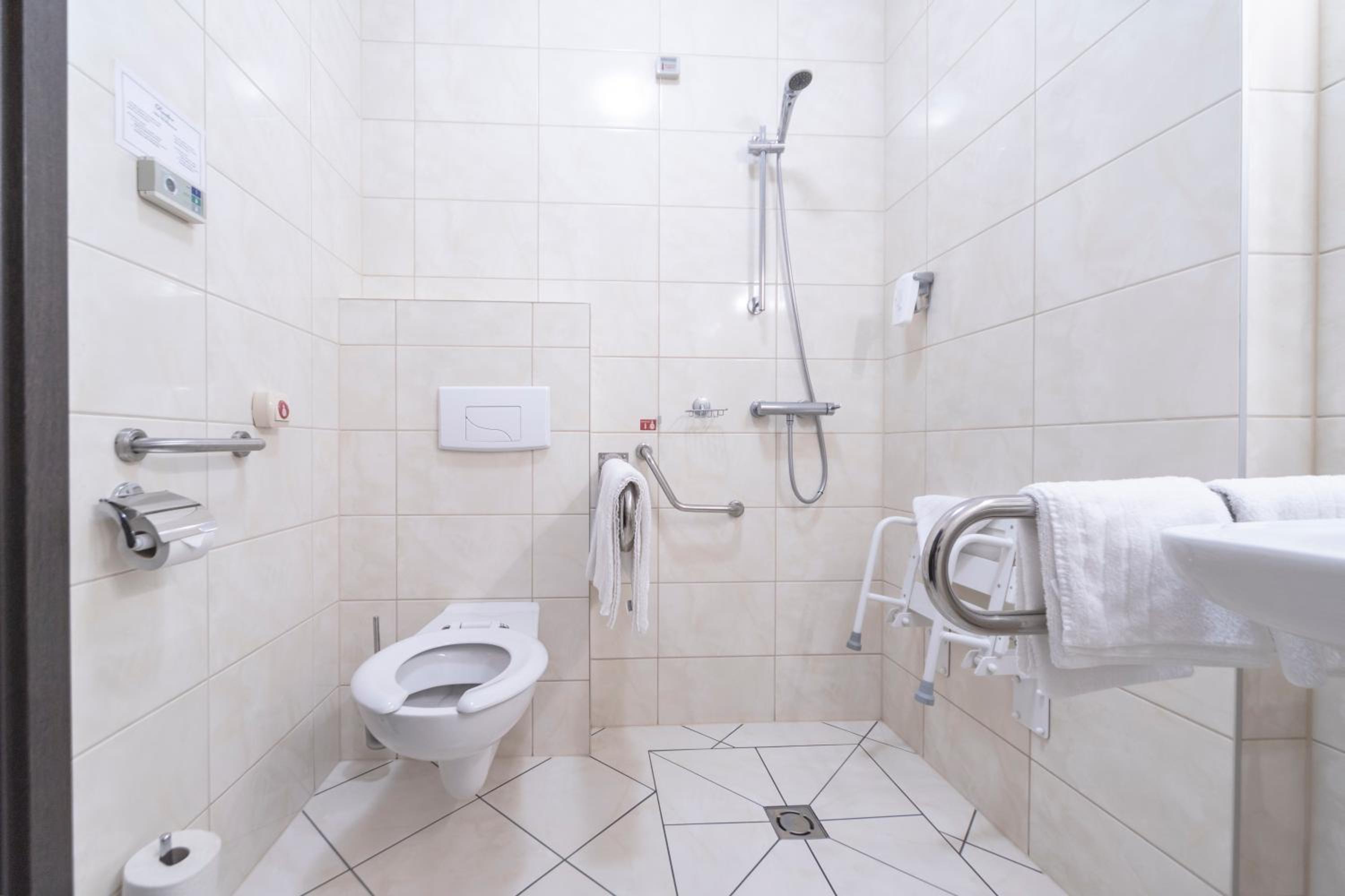 Twin Room - Disability Access photo 2
