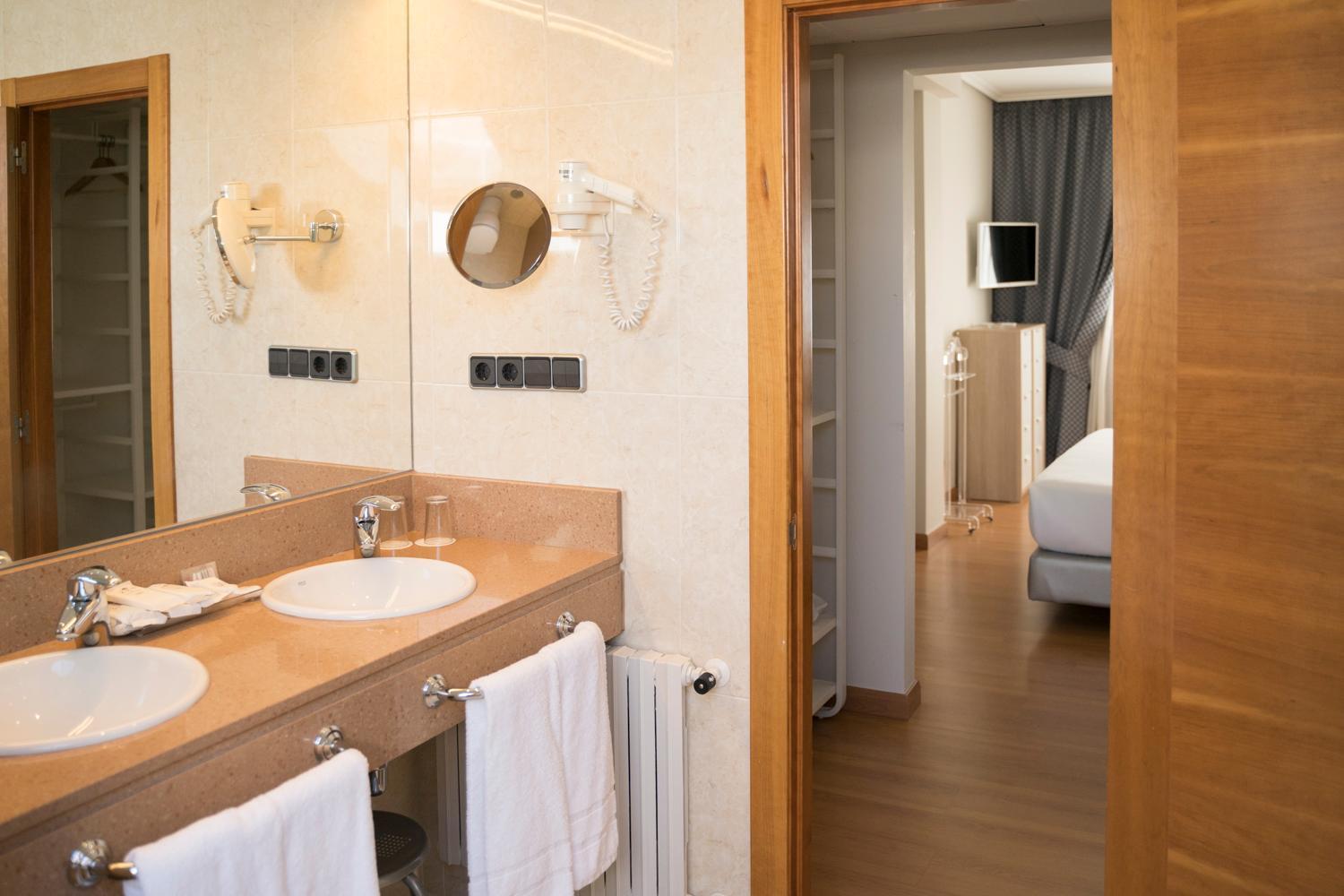 Junior Suite (2 Adults + 1 Child) - Photo 5
