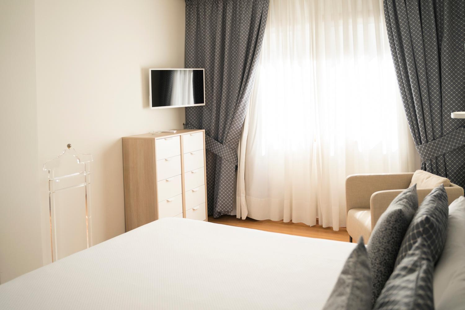 Junior Suite (2 Adults + 1 Child) - Photo 6