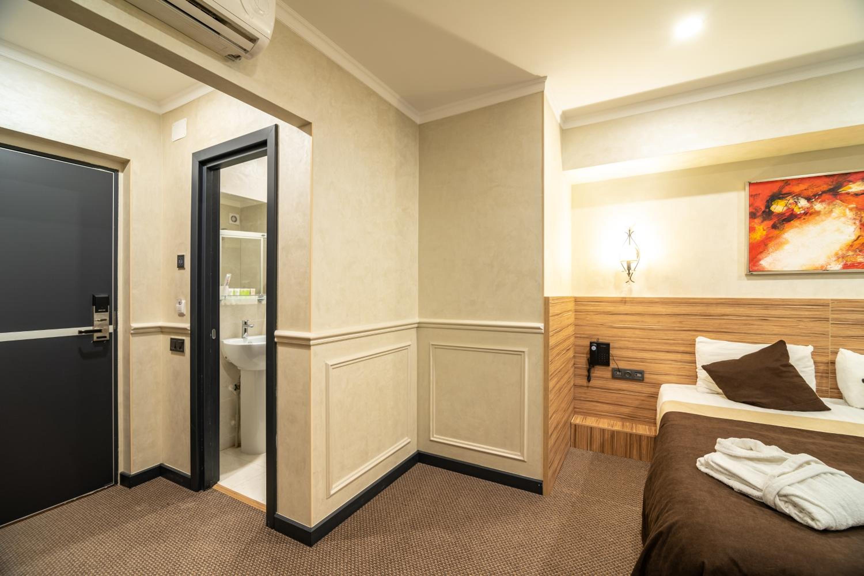 Deluxe Double or Twin Room - Photo 12