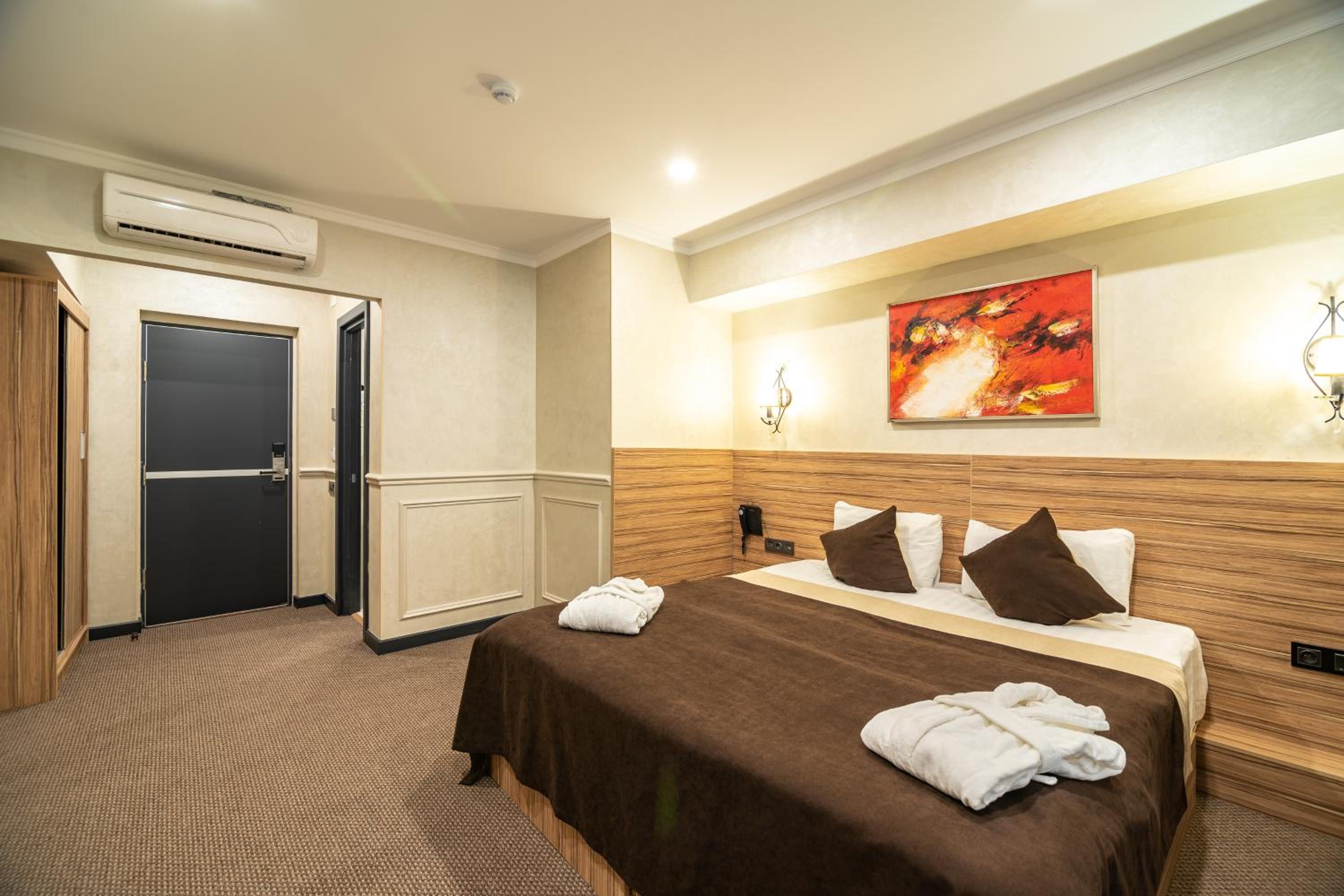 Deluxe Double or Twin Room - Photo 9
