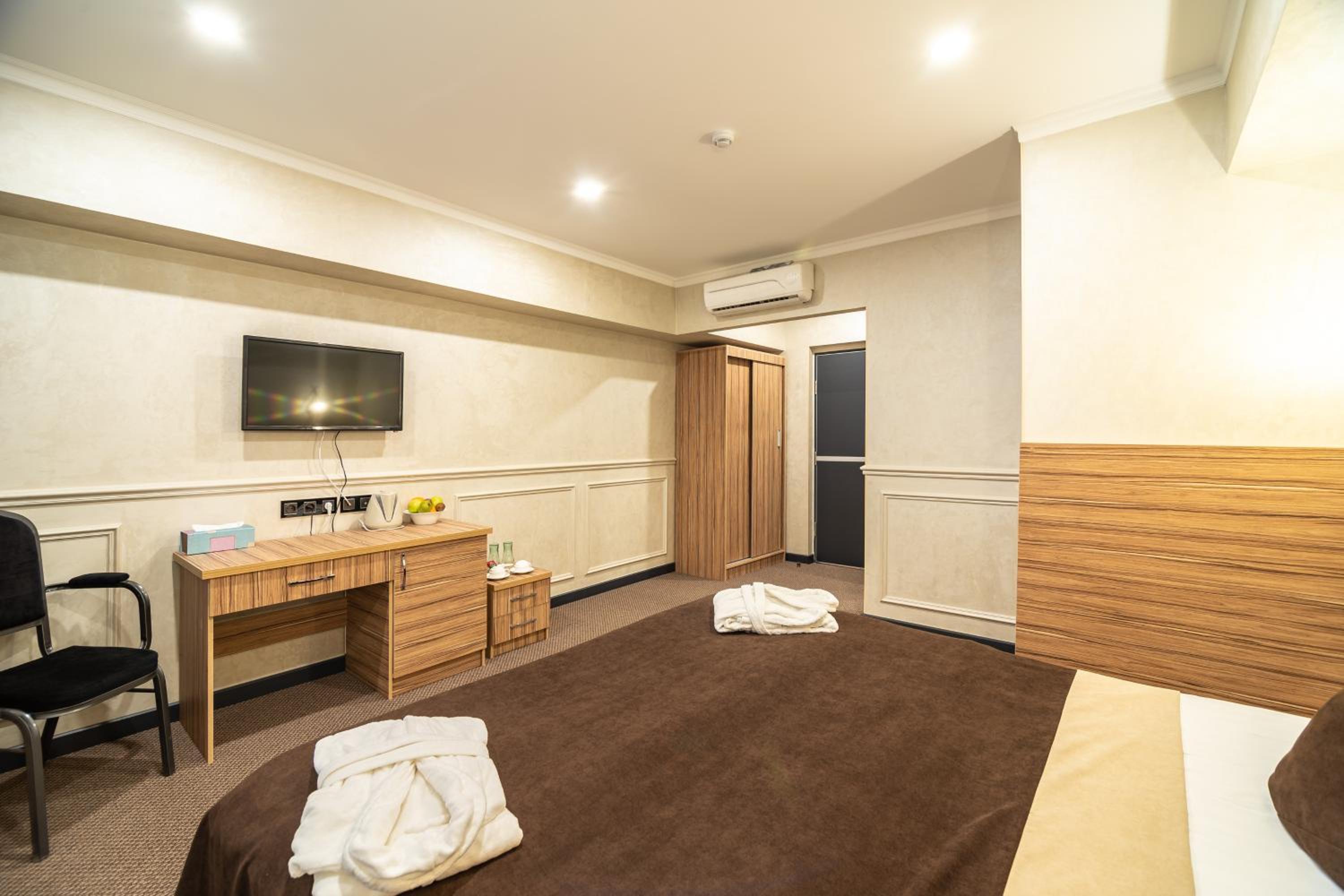 Deluxe Double or Twin Room - Photo 11
