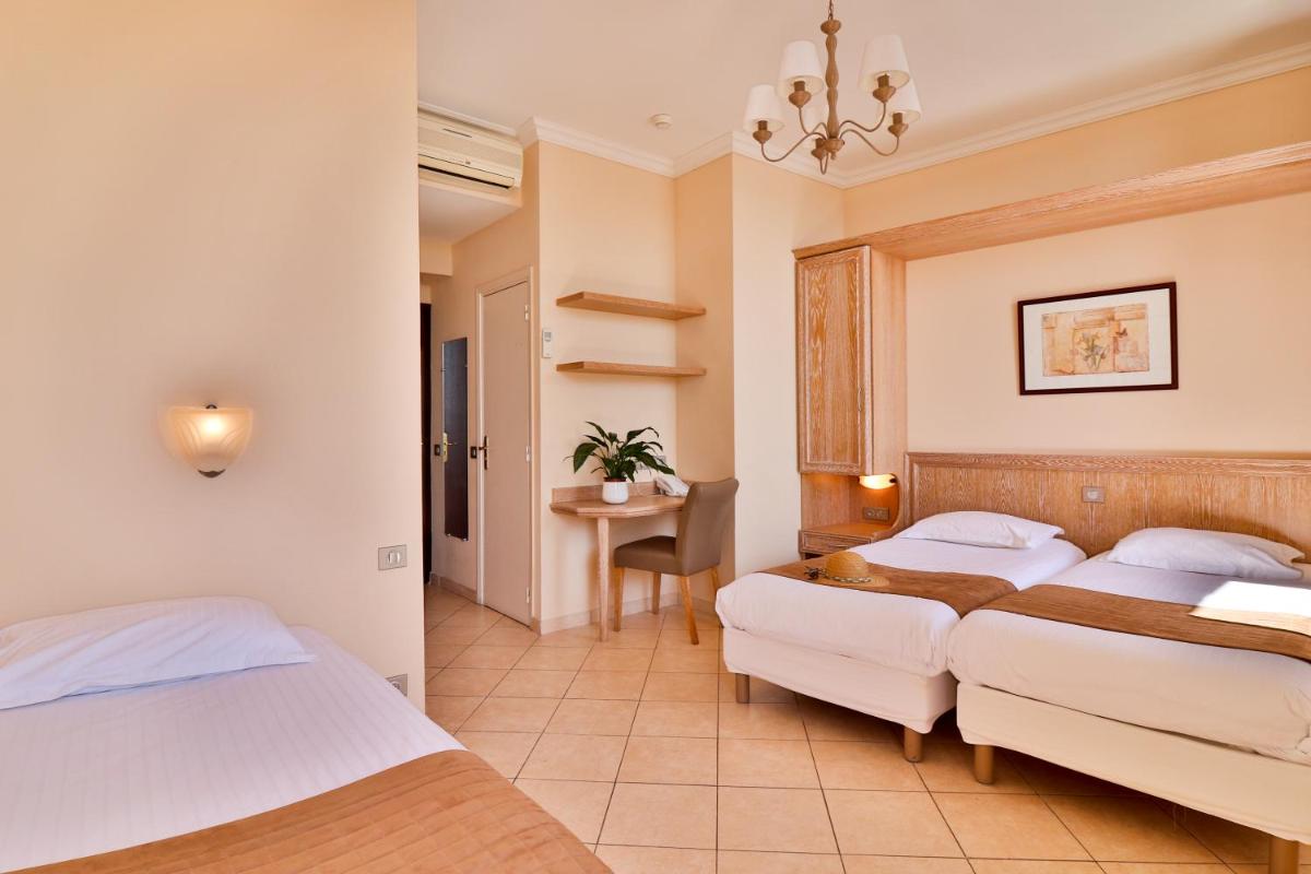 Triple Room with Sea View and Balcony