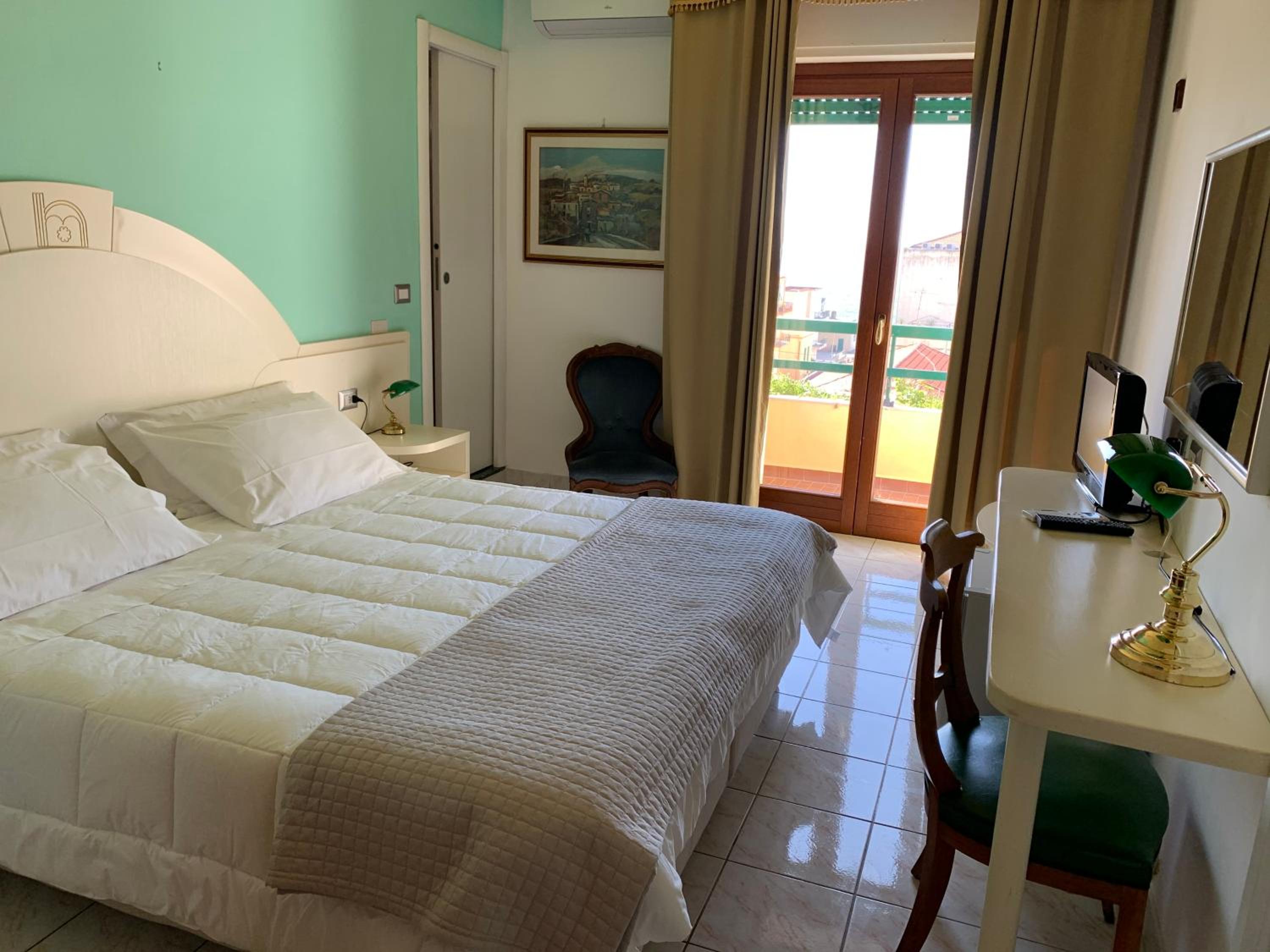 Double or Twin Room with Balcony - Photo 5