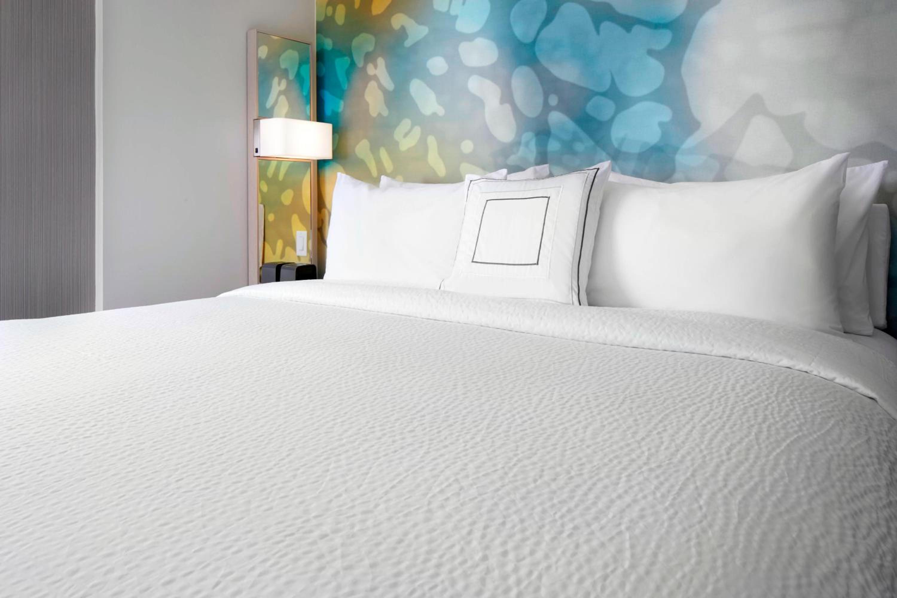 King Room with Bathtub - Mobility Access/Hearing Accessible