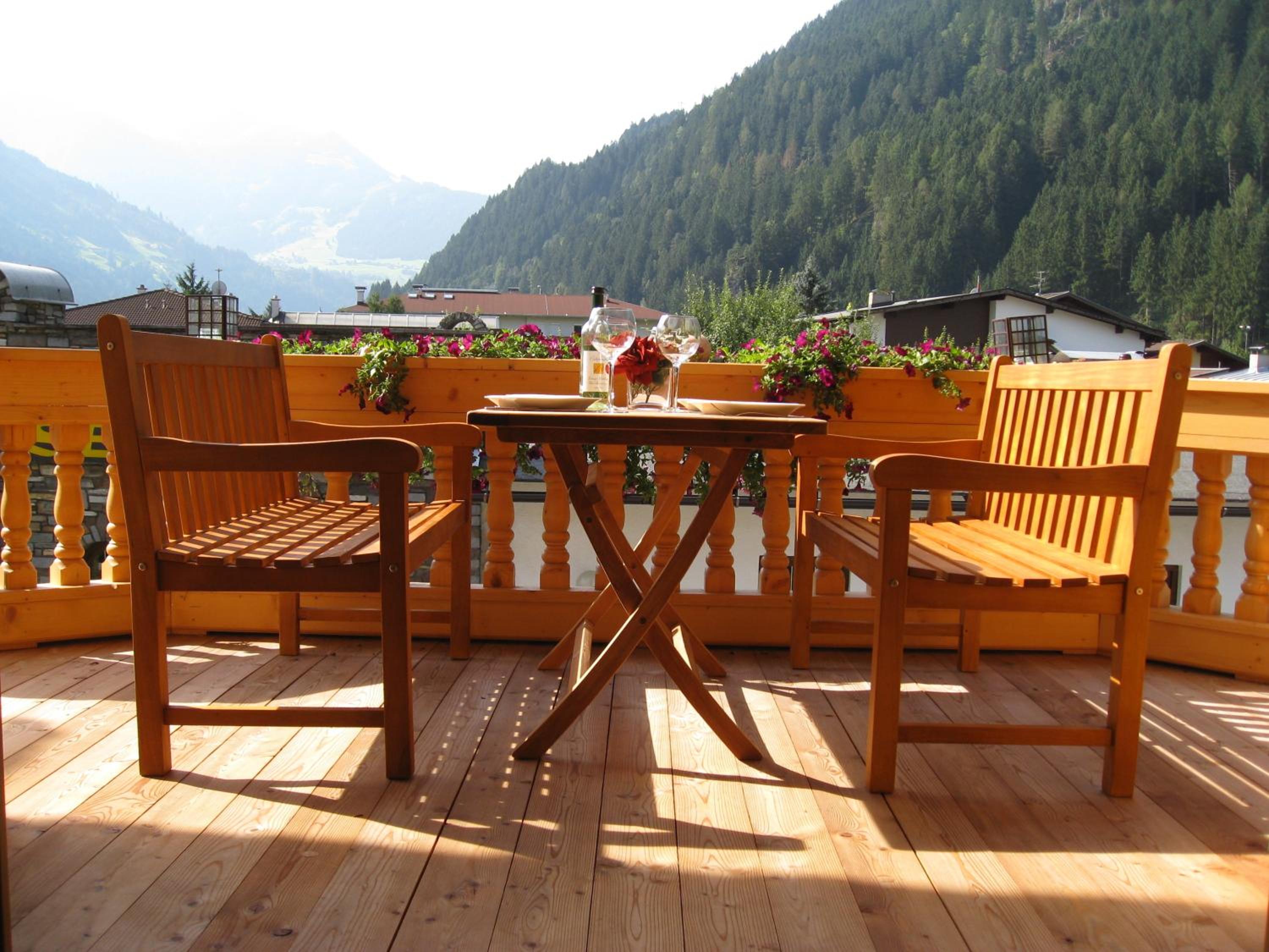 Four-Bedroom Apartment with Balcony photo 2
