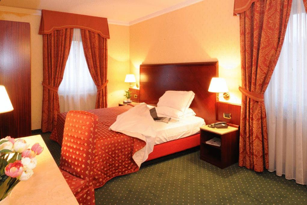 Standard Twin Room - Photo 1